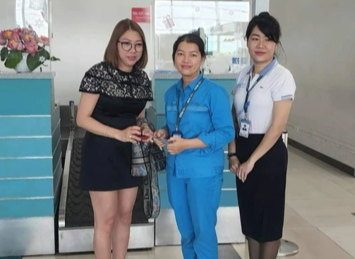 Nhân viên vệ sinh sân bay trả lại kim cương hơn nửa tỉ đồng cho khách