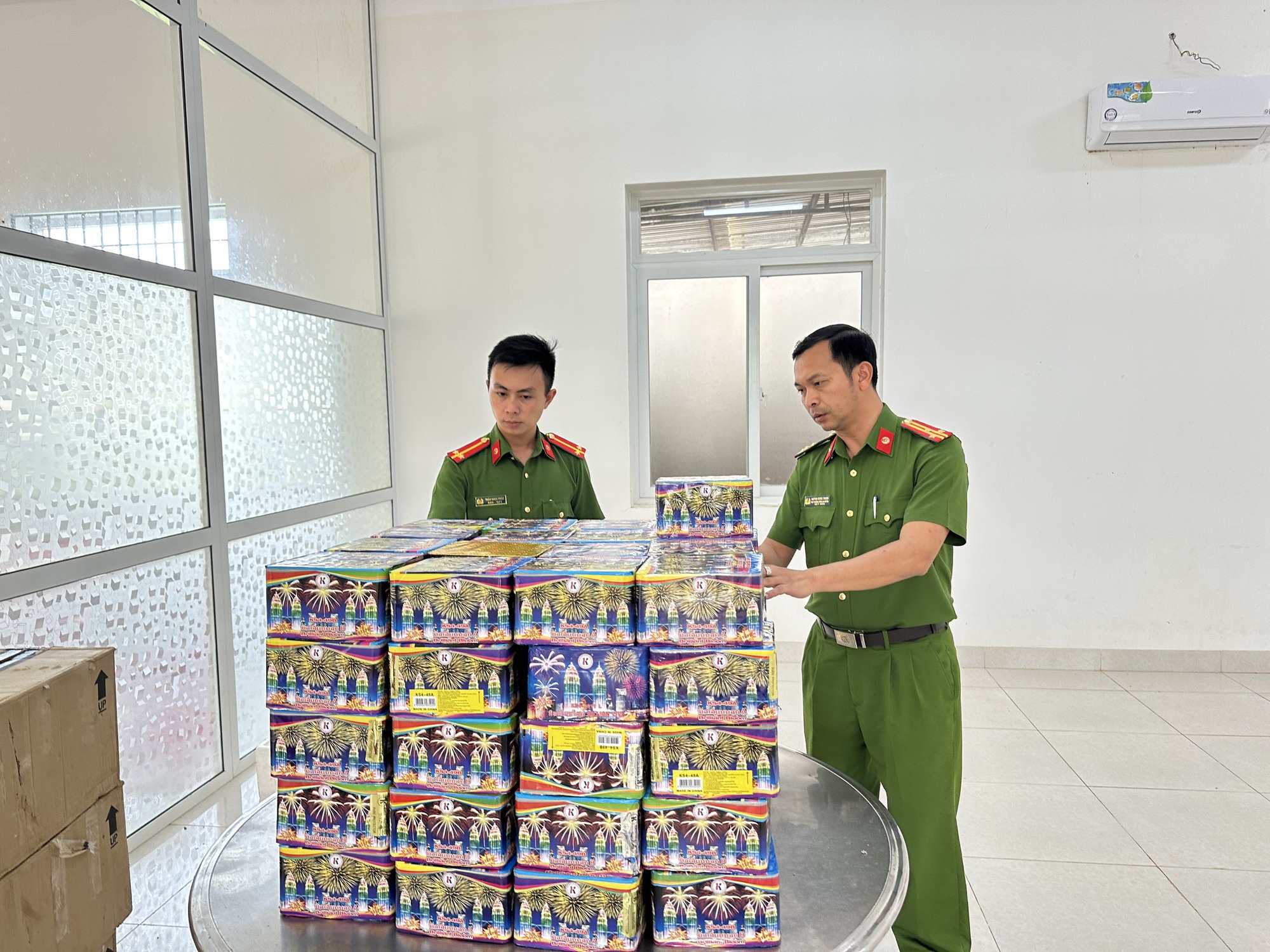 Vừa chở gần 150kg pháo lậu về nhà, bị lực lượng công an ập vào bắt giữ