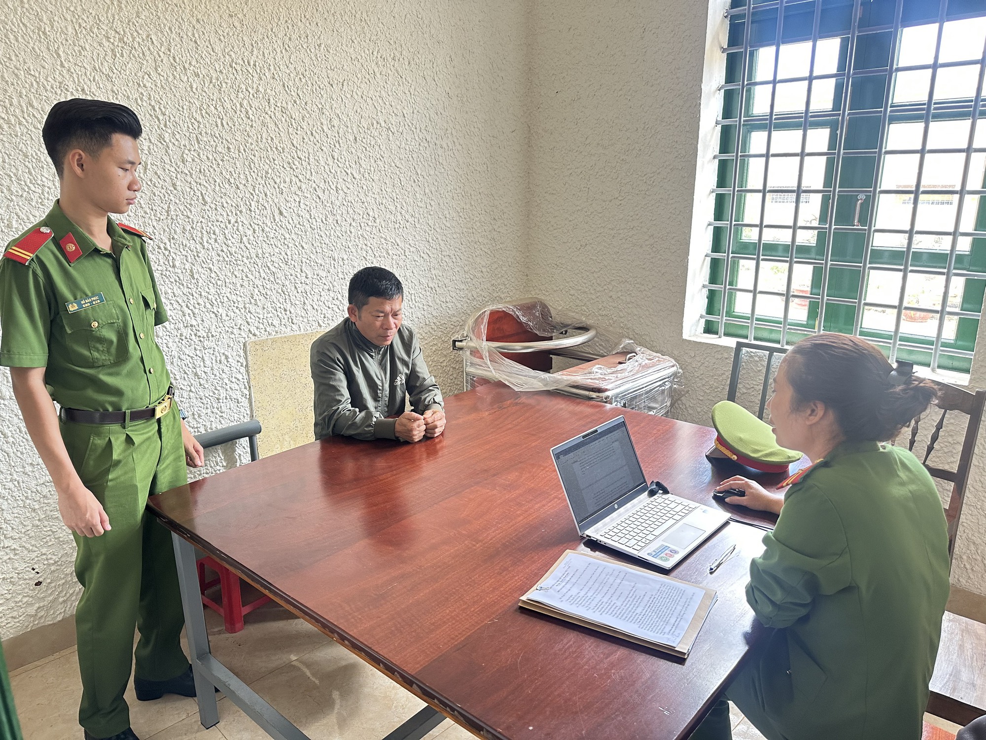 Vừa chở gần 150kg ph&aacute;o lậu về nh&agrave;, lực lượng c&ocirc;ng an ập v&agrave;o bắt giữ - Ảnh 4.