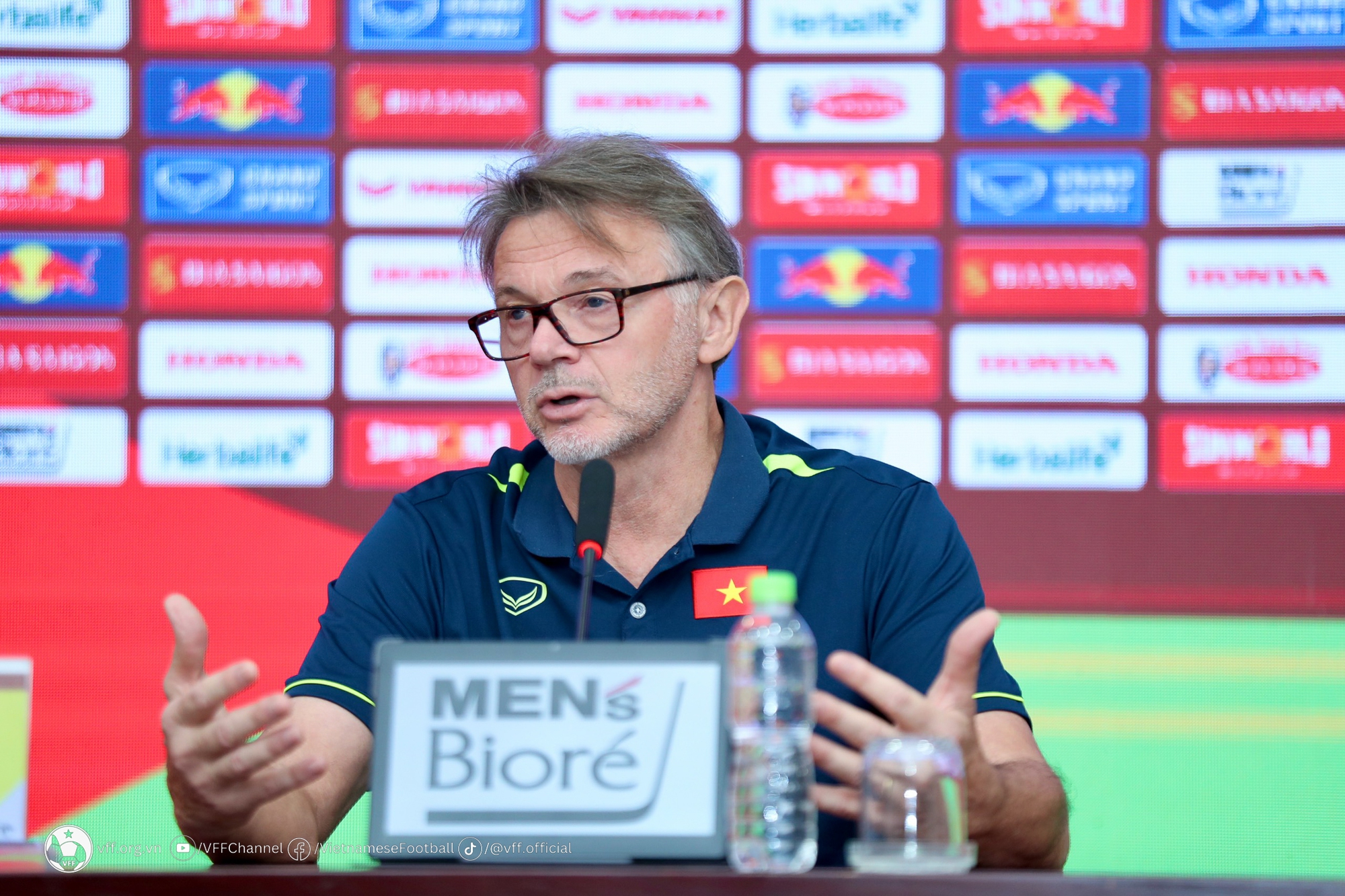 HLV Troussier nói lý do không dùng Hoàng Đức trong trận thua Iraq