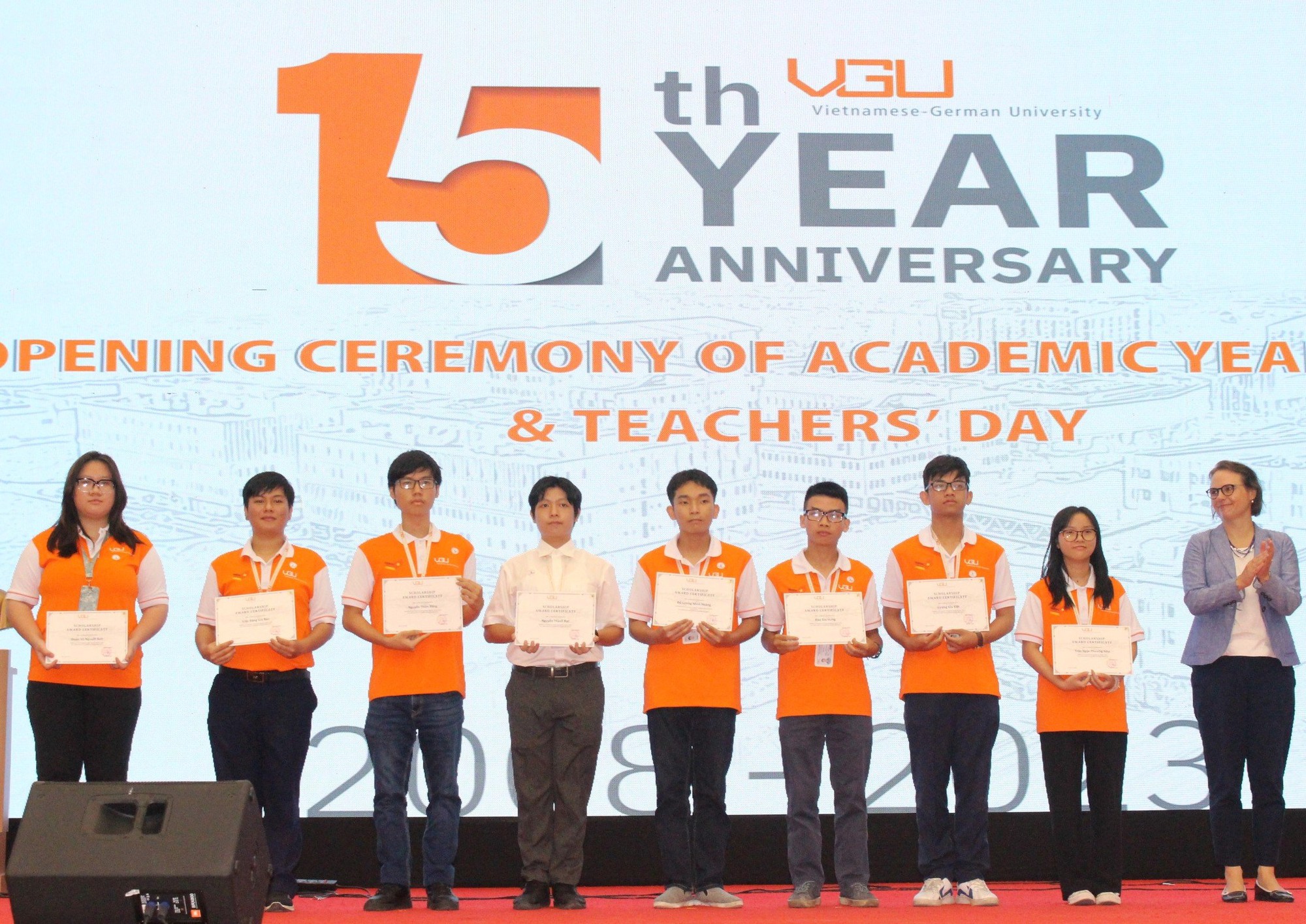 Một trường đại học ở B&igrave;nh Dương trao học bổng to&agrave;n phần hơn 2,6 tỉ đồng - Ảnh 1.