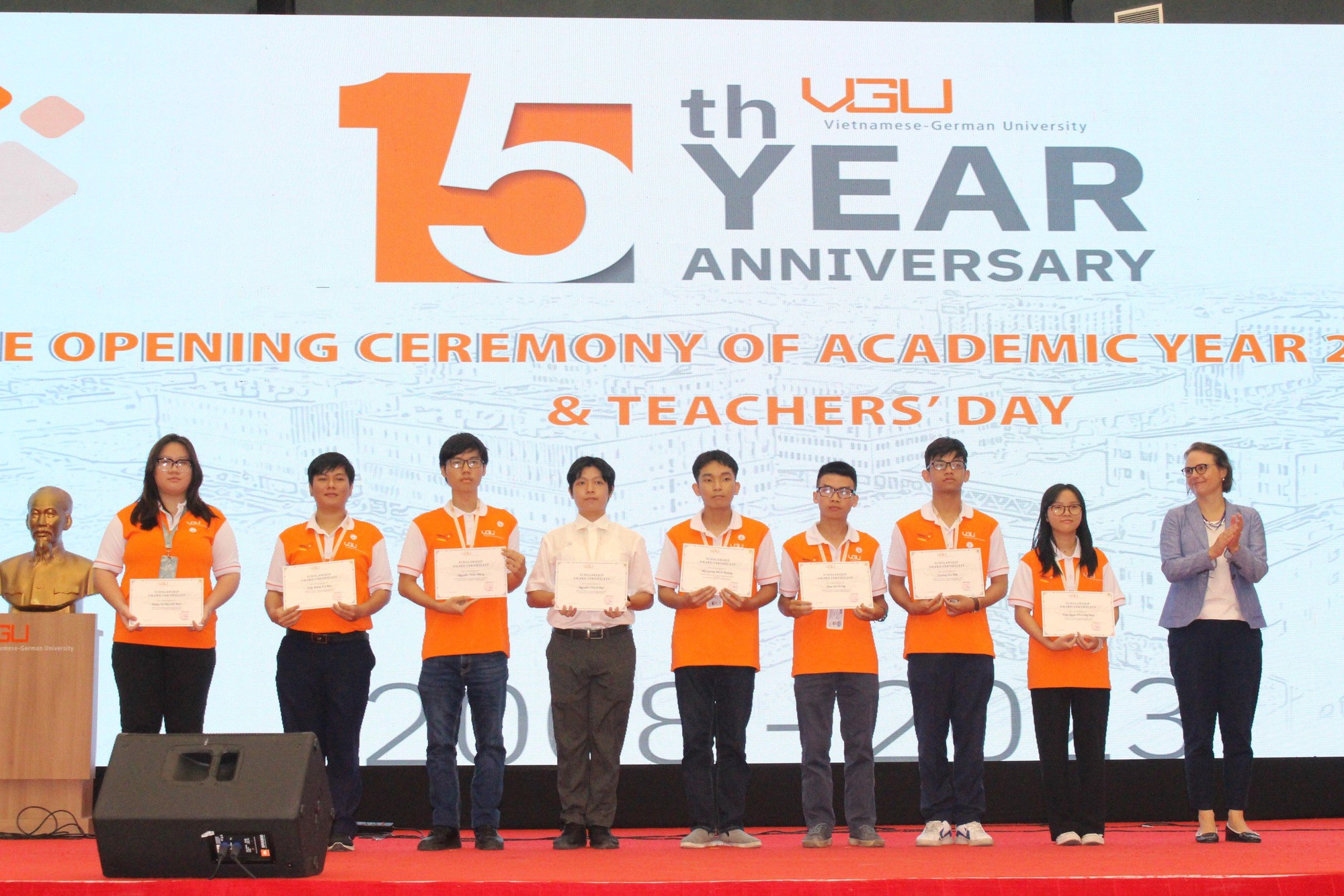 Một trường đại học ở Bình Dương trao học bổng toàn phần hơn 2,6 tỉ đồng