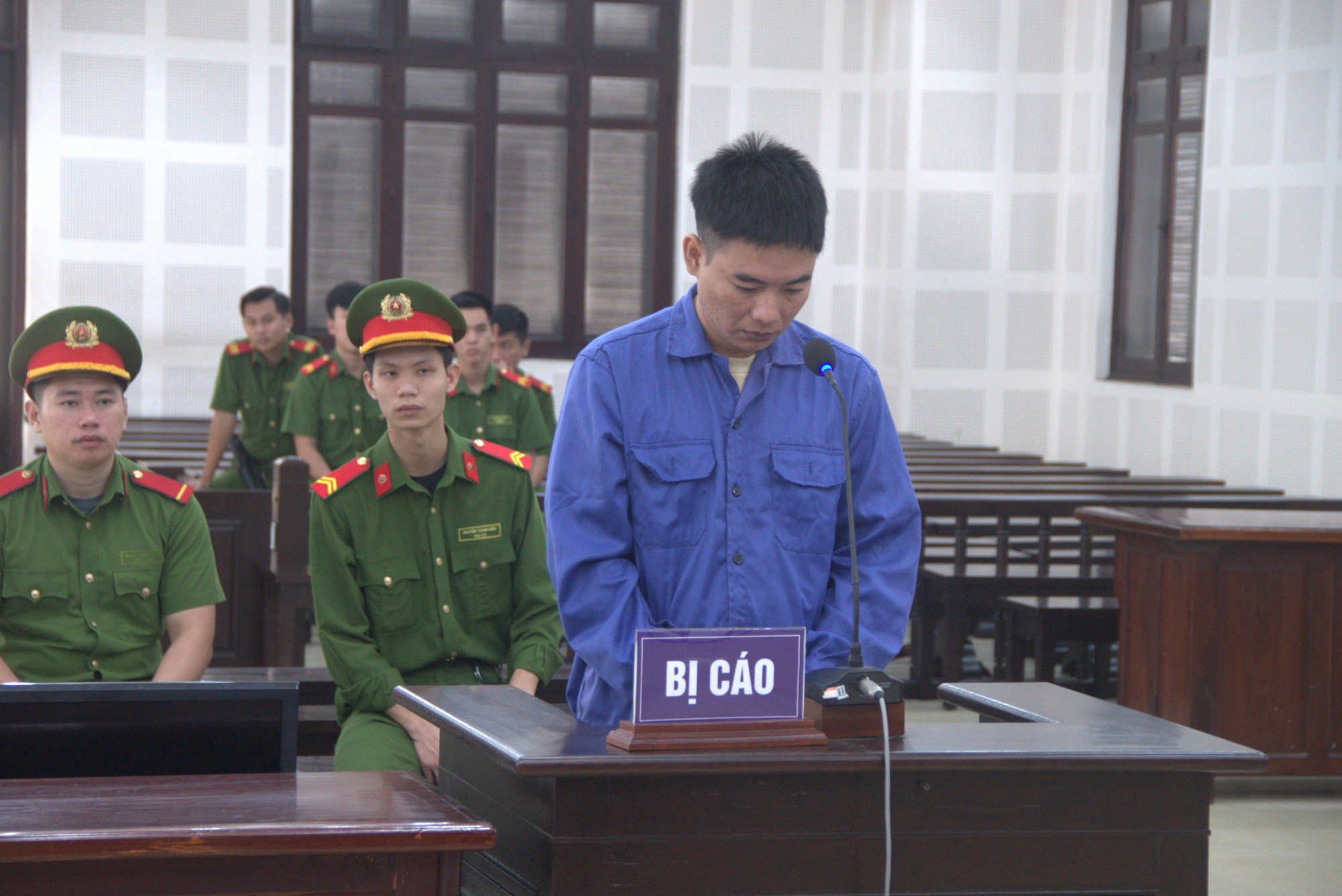 Thua bạc ở Campuchia, về Việt Nam trộm tiền tỉ từ cửa h&agrave;ng FPT - Ảnh 1.