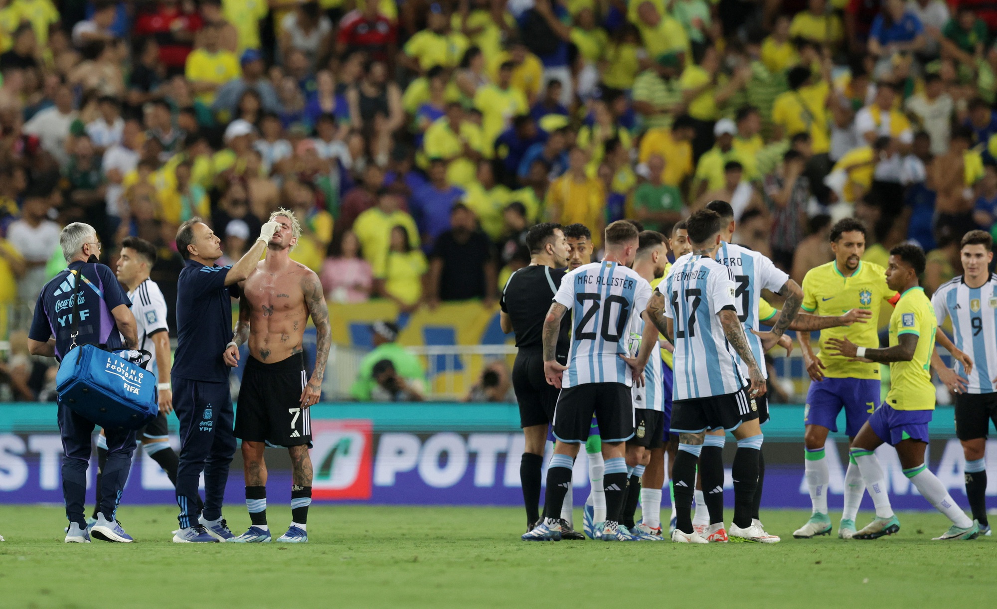 Brazil thua Argentina 0-1: Kh&aacute;n giả x&ocirc; x&aacute;t, chủ nh&agrave; nhận thẻ đỏ - Ảnh 3.
