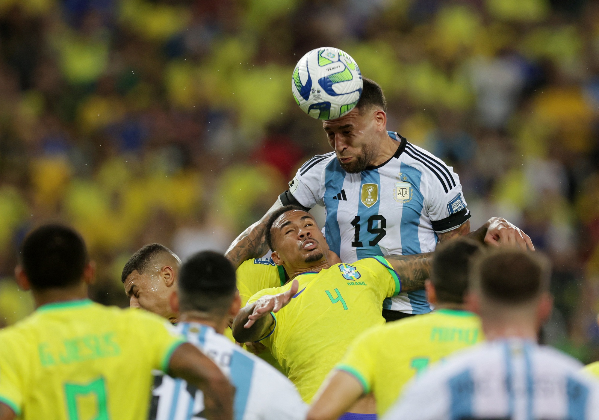 Brazil thua Argentina 0-1: Kh&aacute;n giả x&ocirc; x&aacute;t, chủ nh&agrave; nhận thẻ đỏ - Ảnh 4.