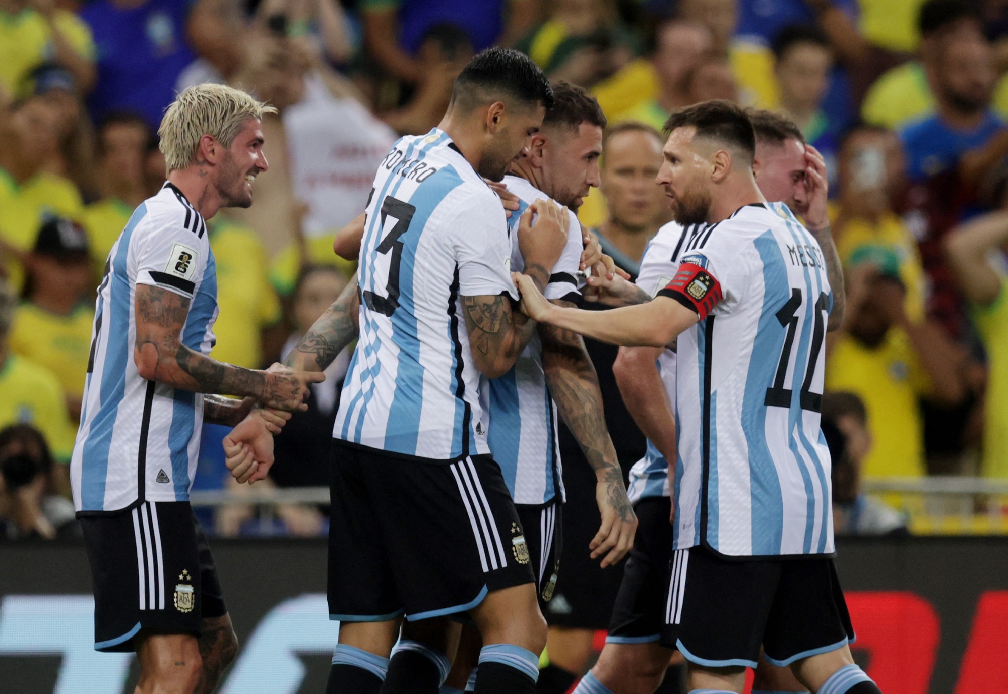 Brazil thua Argentina 0-1: Kh&aacute;n giả x&ocirc; x&aacute;t, chủ nh&agrave; nhận thẻ đỏ - Ảnh 5.