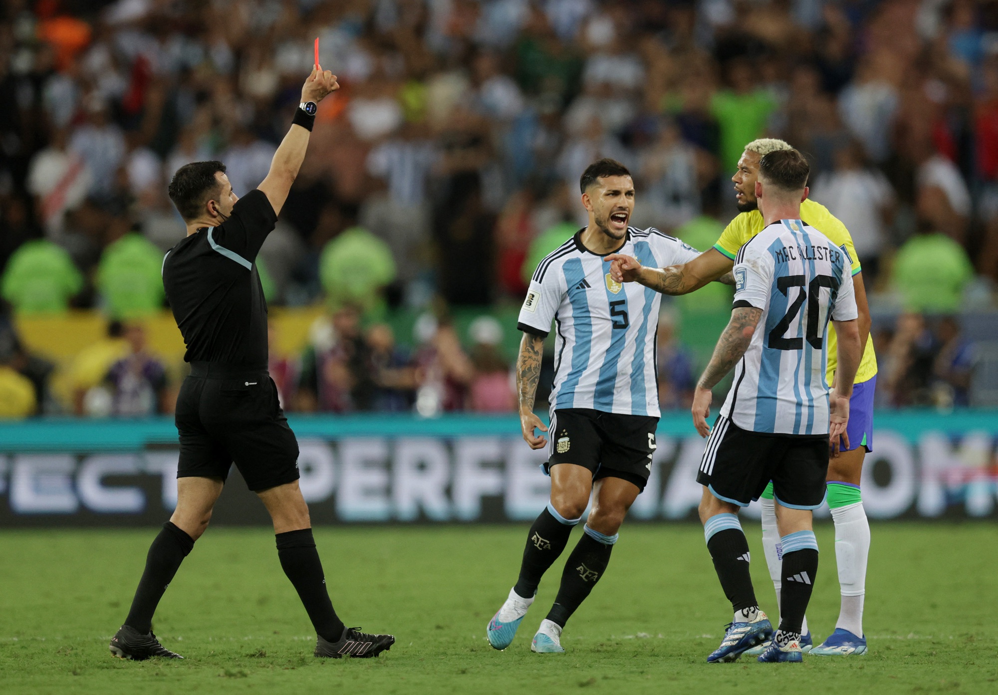 Brazil thua Argentina 0-1: Kh&aacute;n giả x&ocirc; x&aacute;t, chủ nh&agrave; nhận thẻ đỏ - Ảnh 6.