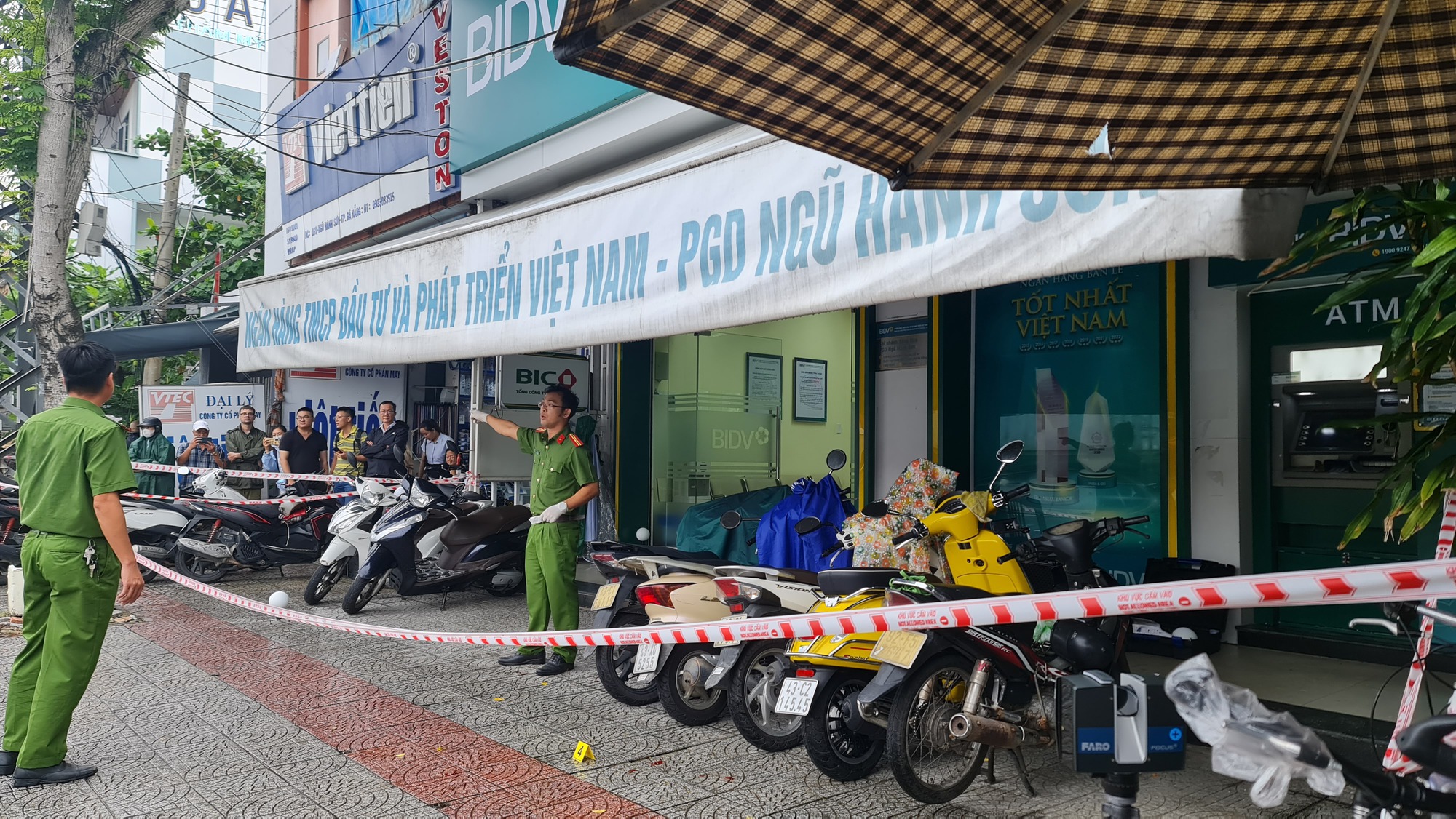 Cướp ng&acirc;n h&agrave;ng tại Đ&agrave; Nẵng, 1 bảo vệ tử vong - Ảnh 2.