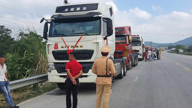 Tạm giữ giấy tờ c&aacute;c t&agrave;i xế của đo&agrave;n rước d&acirc;u bằng 50 xe đầu k&eacute;o - Ảnh 2.