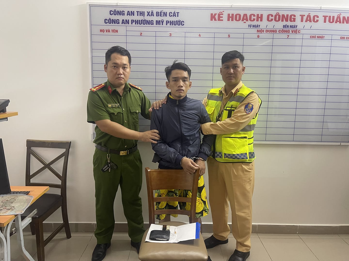 Đo nồng độ cồn, c&ocirc;ng an ph&aacute;t hiện b&iacute; mật cất giấu trong người nam thanh ni&ecirc;n - Ảnh 1.