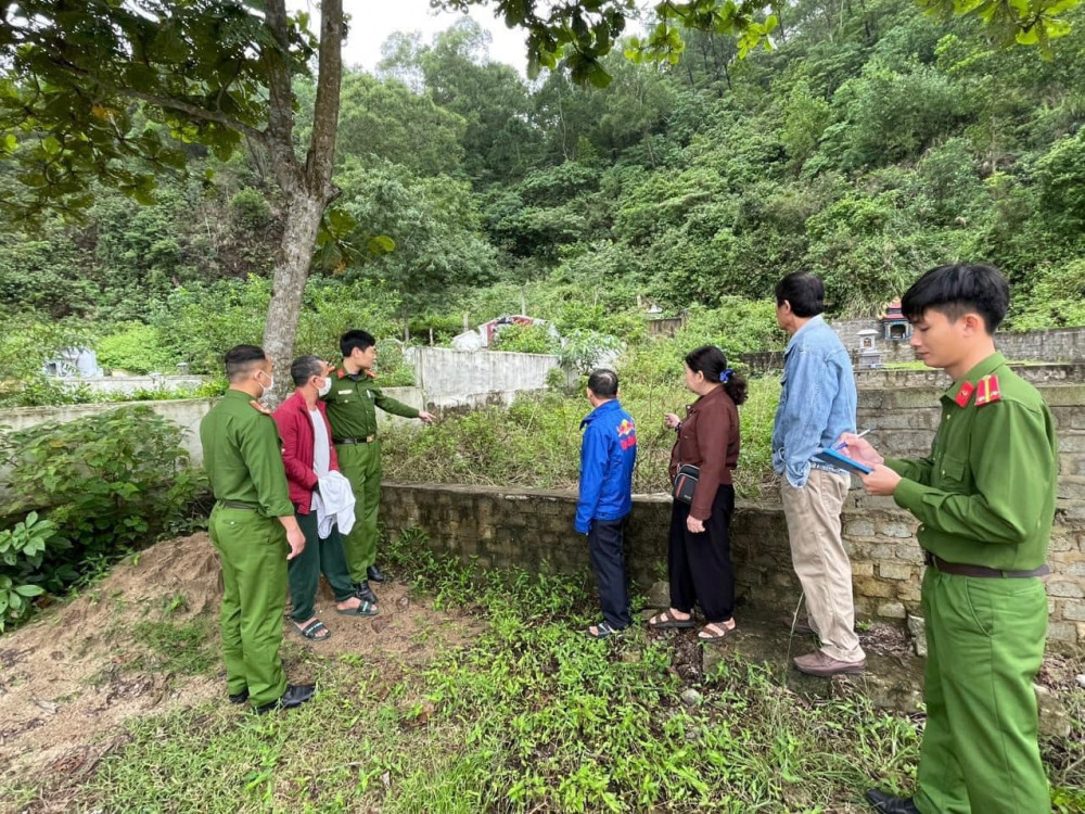 Lừa b&aacute;n đất nghĩa trang của người kh&aacute;c để chiếm đoạt t&agrave;i sản - Ảnh 3.