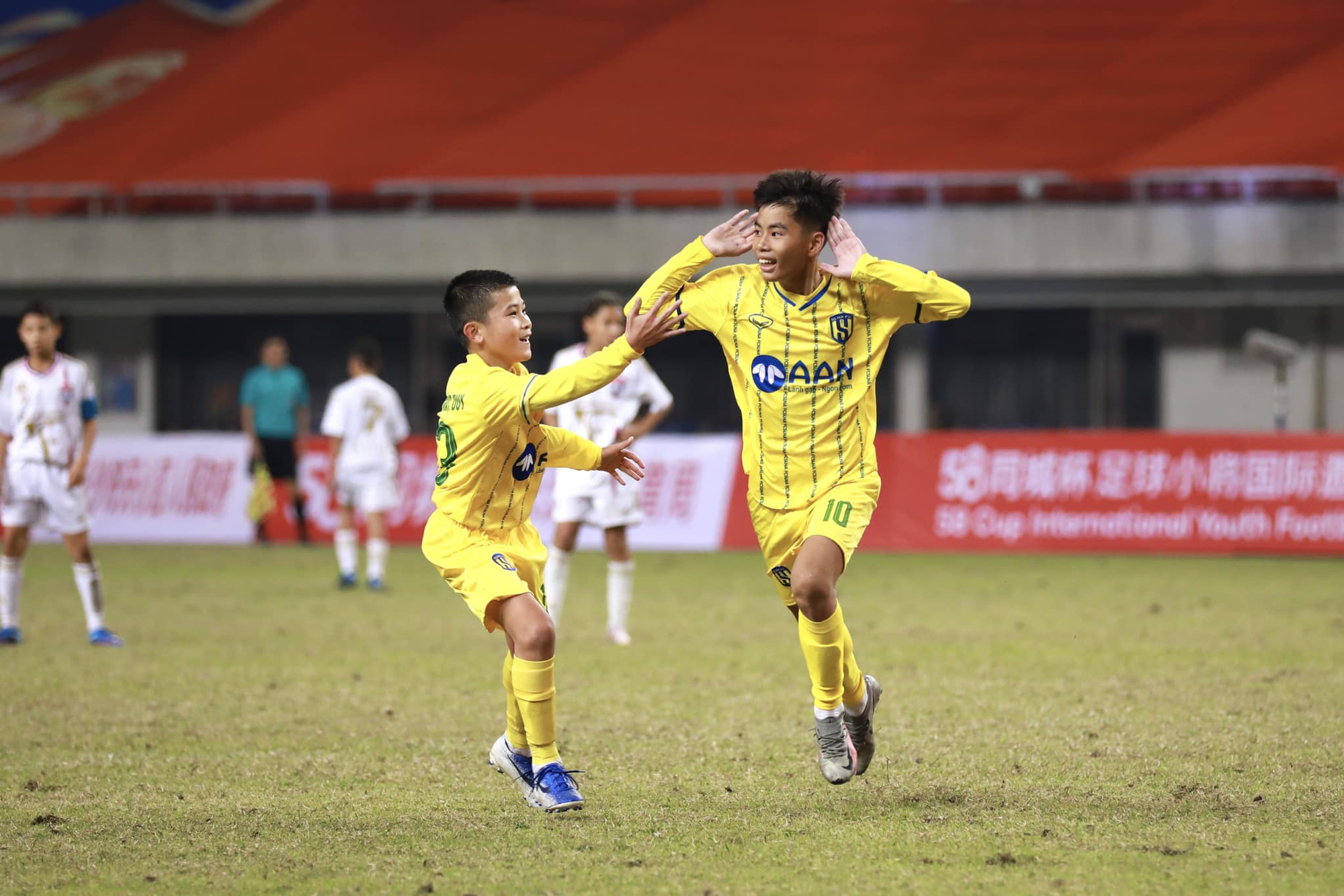 Clip: Cầu thủ nh&iacute; SLNA tạo si&ecirc;u phẩm hơn 30 m v&agrave;o lưới U12 Lyon - Ảnh 2.