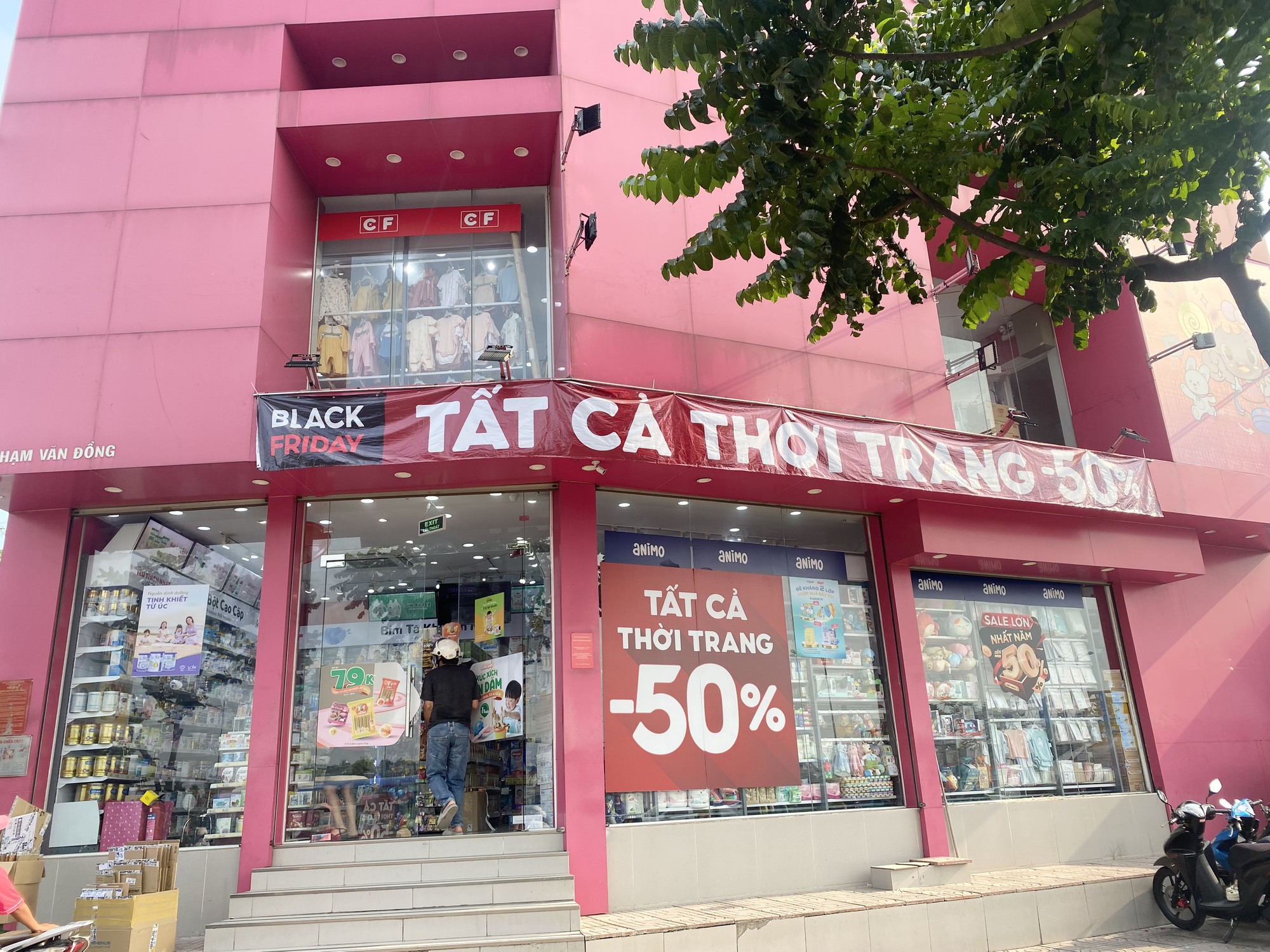 Trung t&acirc;m thương mại vắng vẻ d&ugrave; giảm gi&aacute; sớm đến 80% dịp Black Friday - Ảnh 9.