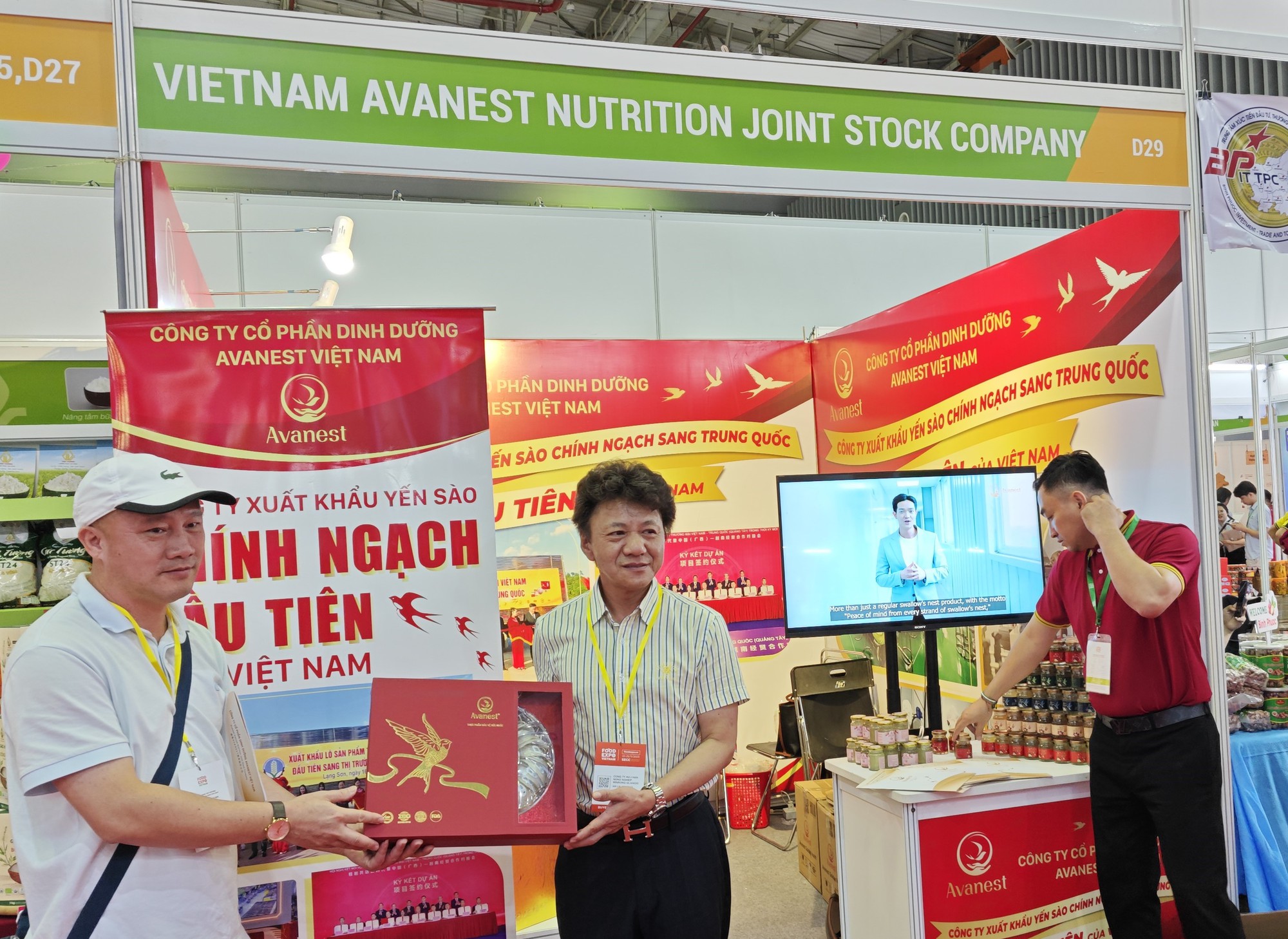 Khách quốc tế tấp nập đến TP HCM tìm mua yến sào, gạo, gia vị - Ảnh 7.