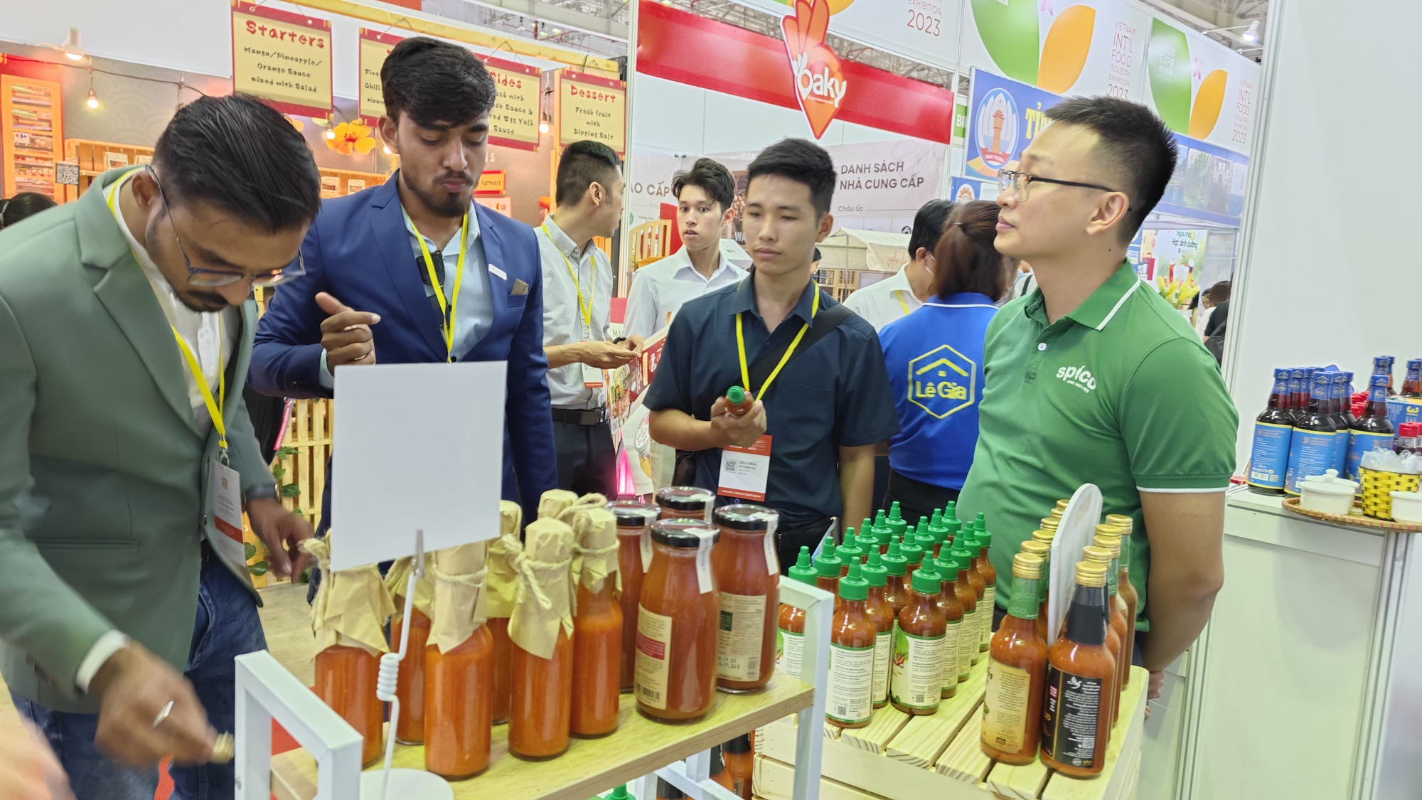 Khách quốc tế tấp nập đến TP HCM tìm mua yến sào, gạo, gia vị - Ảnh 11.