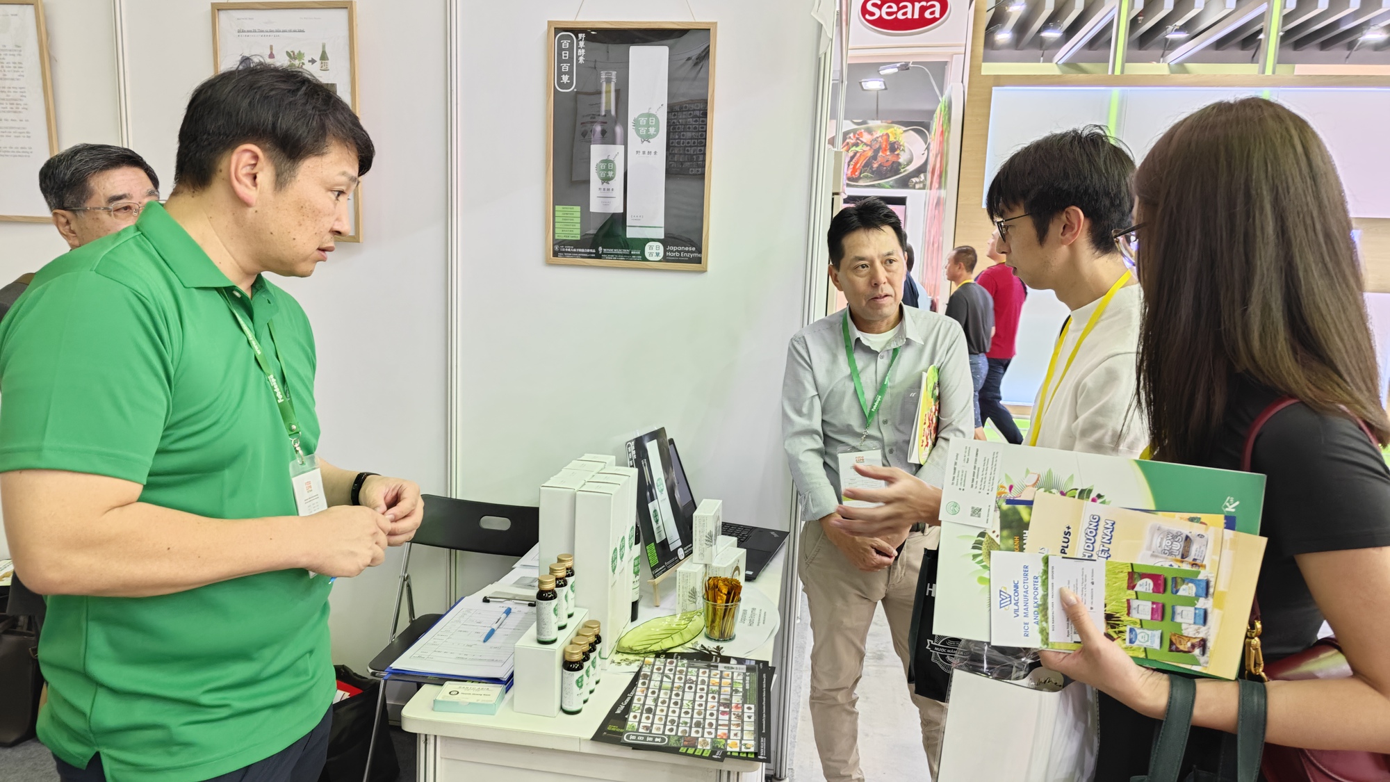 Khách quốc tế tấp nập đến TP HCM tìm mua yến sào, gạo, gia vị - Ảnh 13.