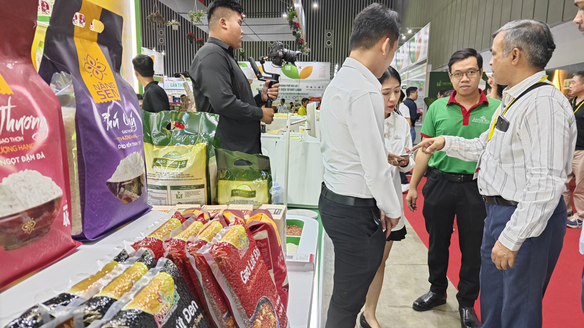 Khách quốc tế tấp nập đến TP HCM tìm mua yến sào, gạo, gia vị