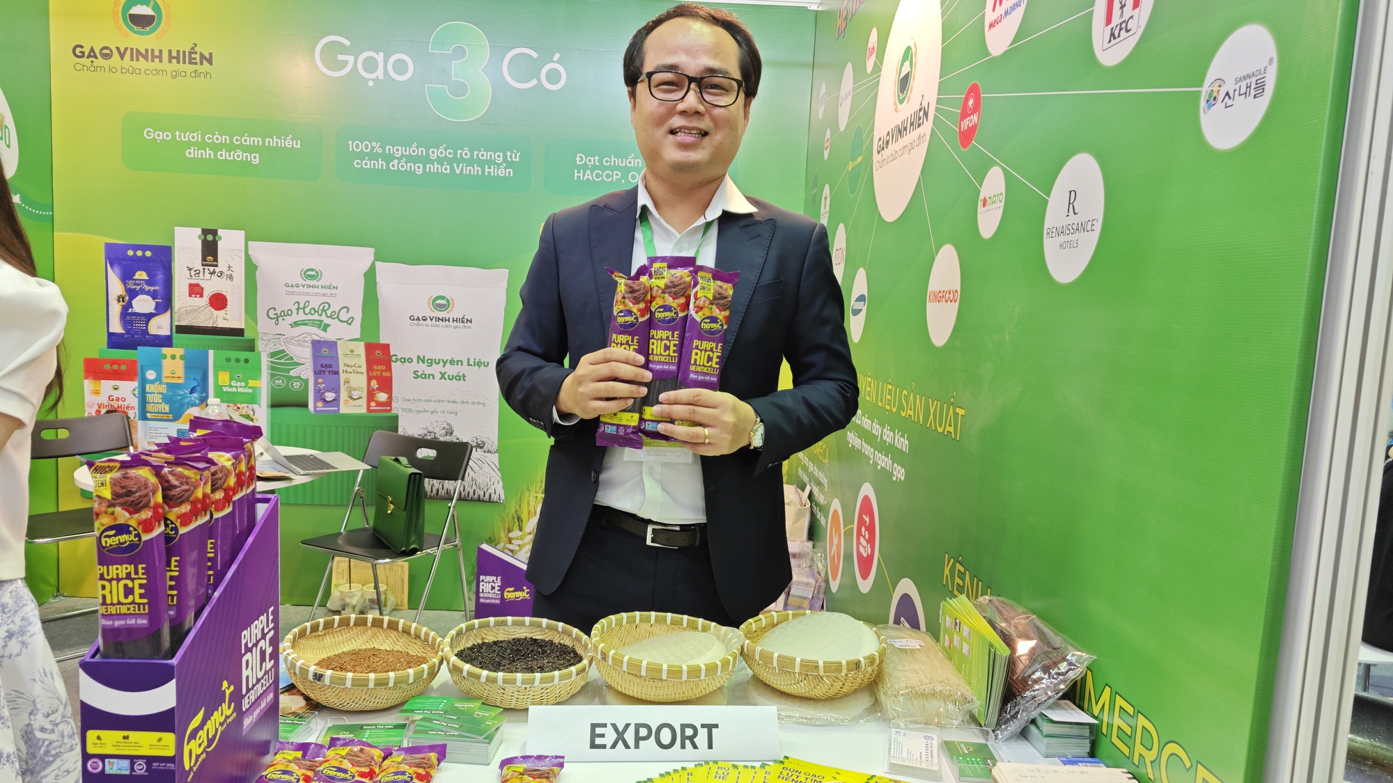 Khách quốc tế tấp nập đến TP HCM tìm mua yến sào, gạo, gia vị - Ảnh 3.