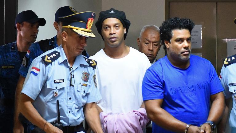 Ronaldinho gần như sạch t&uacute;i, nợ h&agrave;ng triệu USD - Ảnh 2.