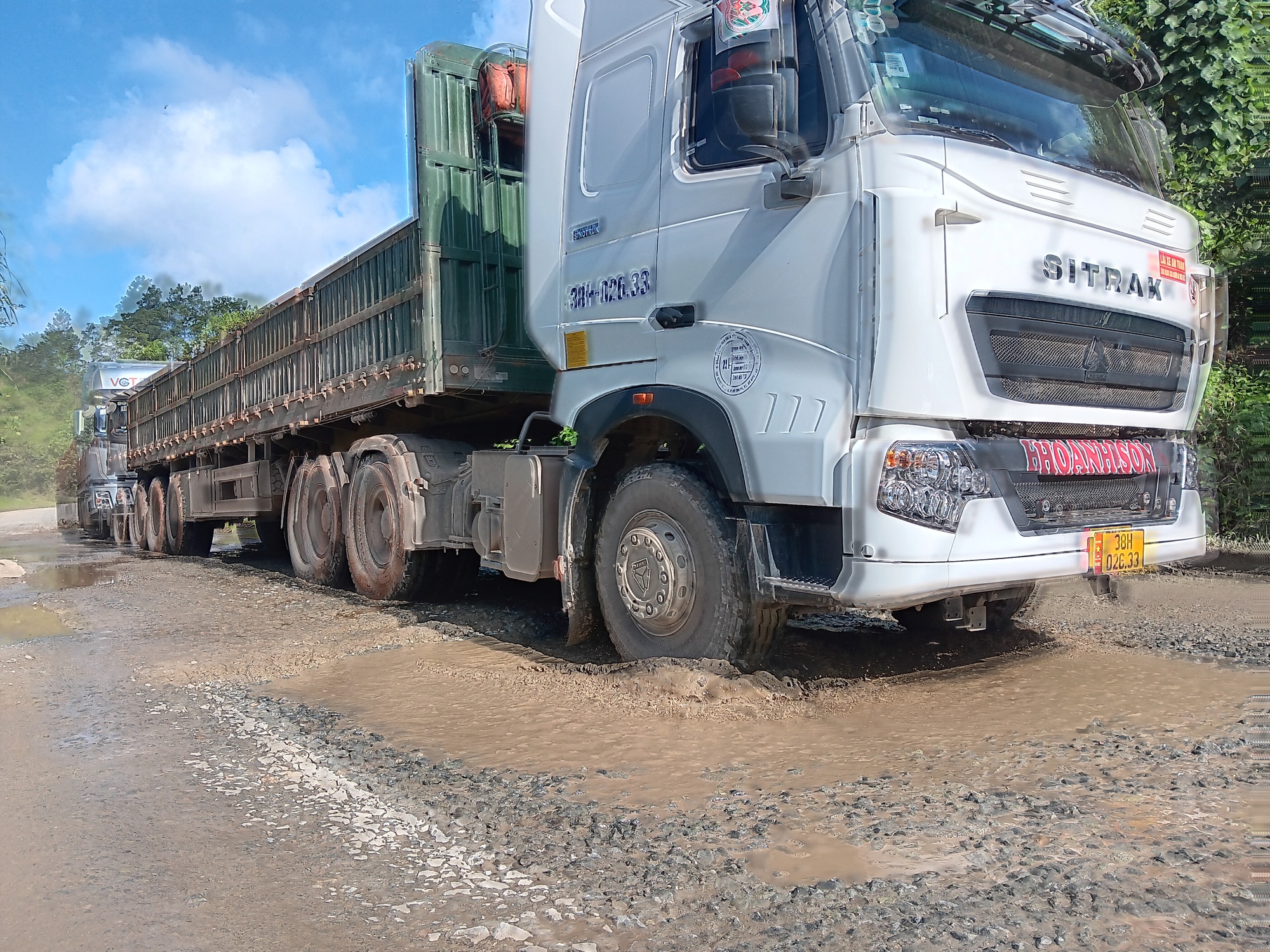 Xe chở quặng bauxite cày nát Quốc lộ 14D: CSGT Quảng Nam nói gì?