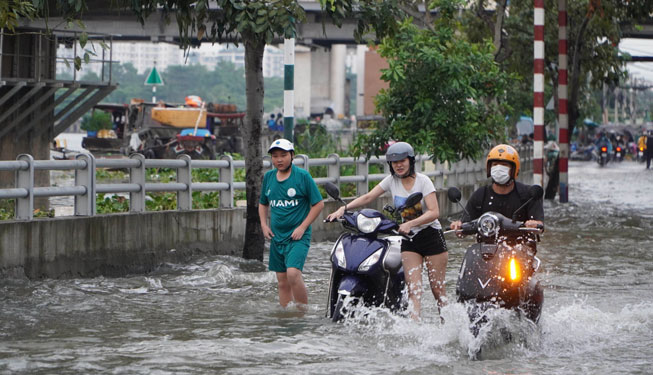 TP HCM cần bảo bối chống ngập mới - Ảnh 1.