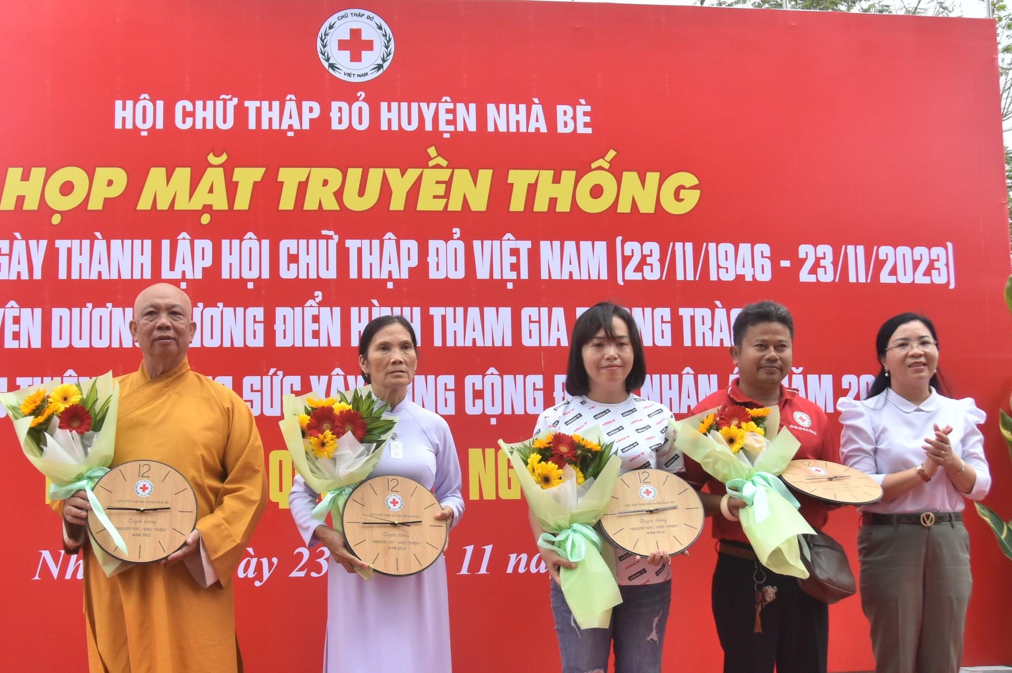 Cờ Tổ quốc và quà đến với người dân khó khăn huyện Nhà Bè - Ảnh 4.
