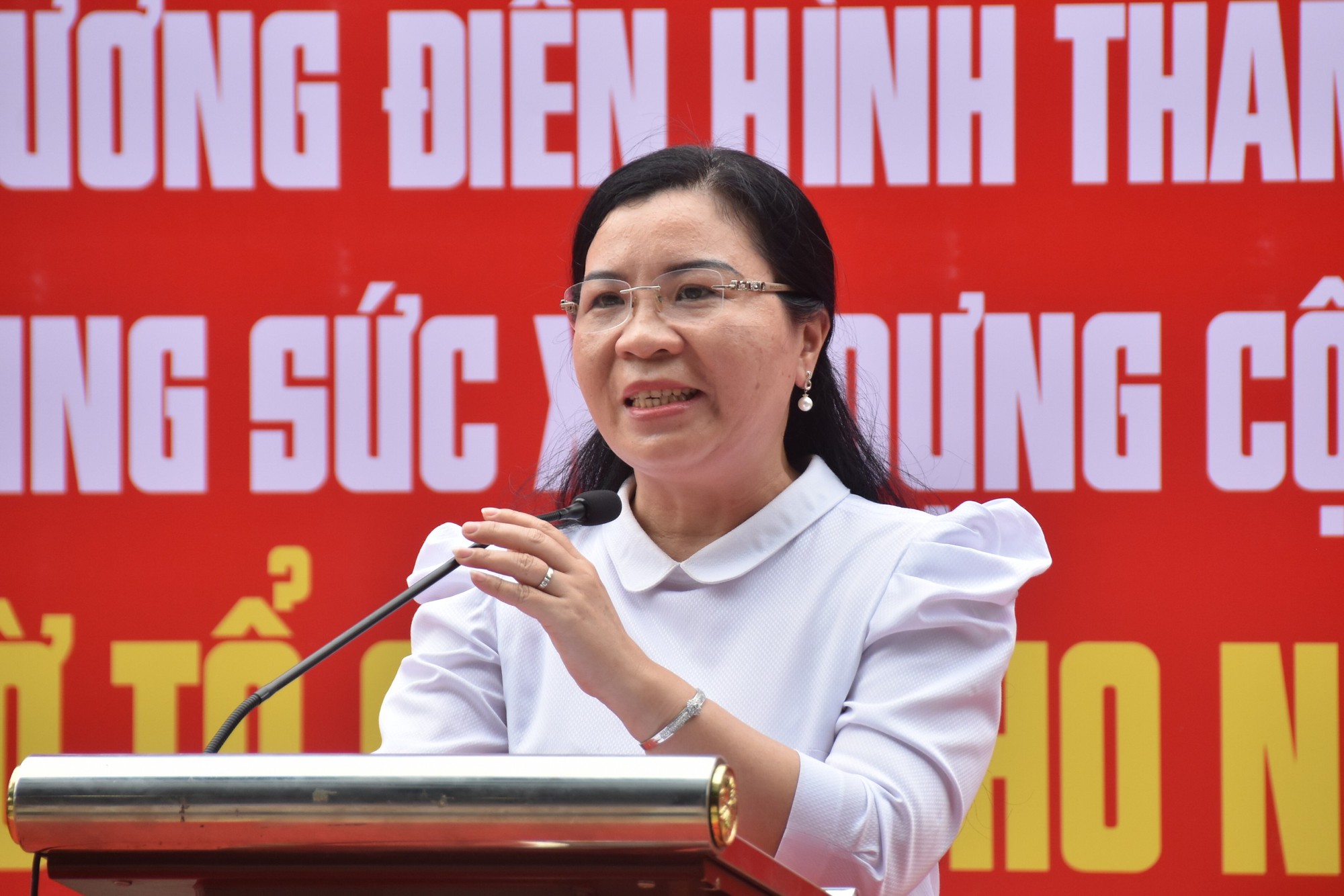 Cờ Tổ quốc và quà đến với người dân khó khăn huyện Nhà Bè - Ảnh 10.