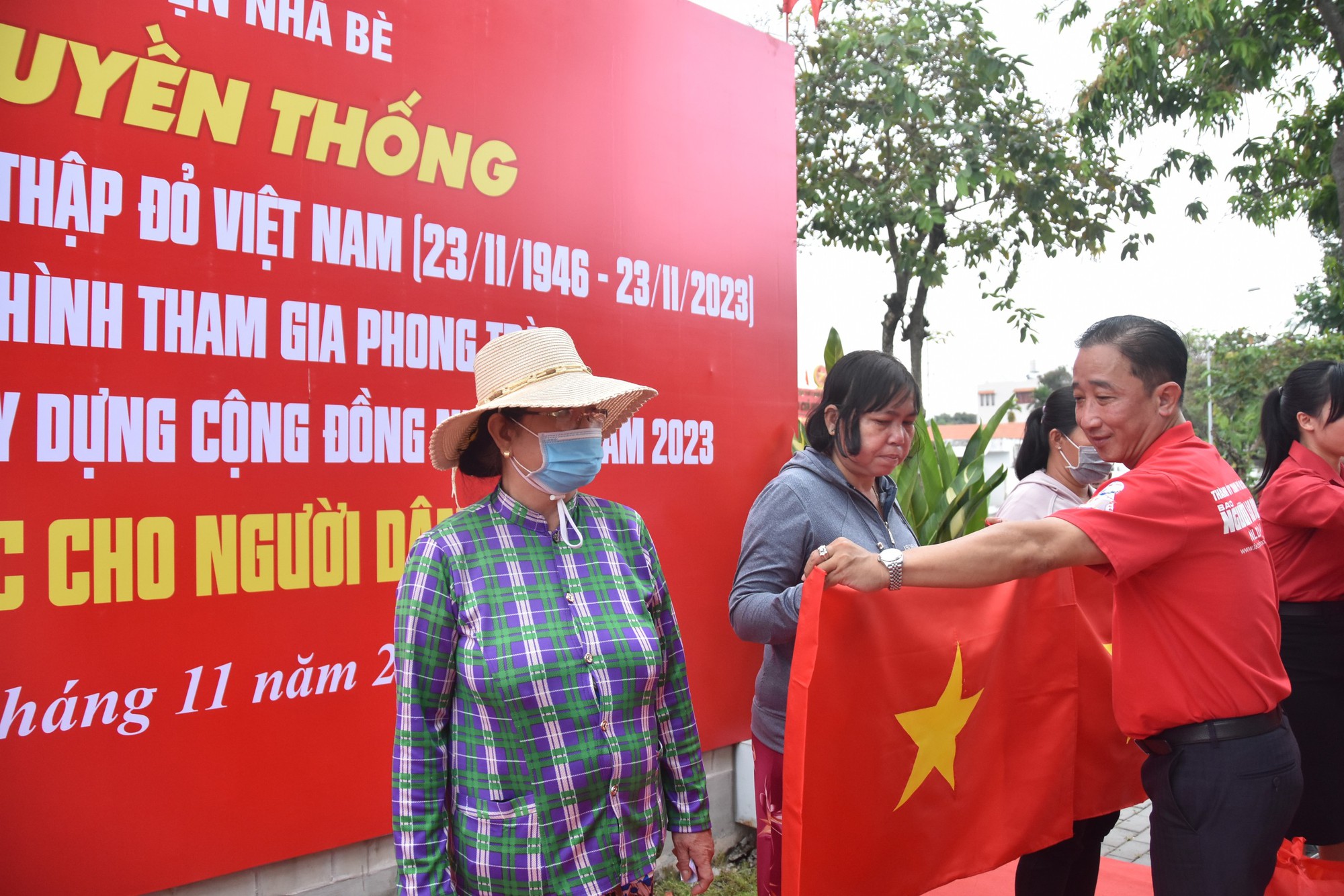Cờ Tổ quốc và quà đến với người dân khó khăn huyện Nhà Bè - Ảnh 11.