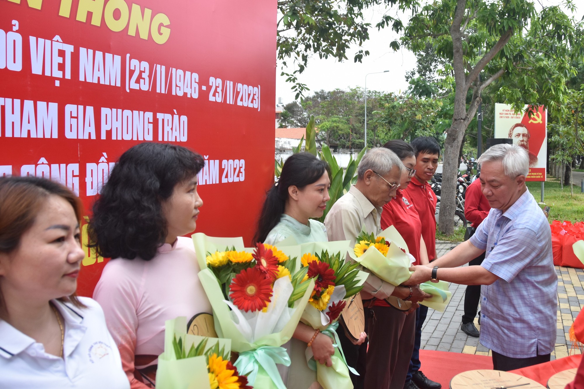 Cờ Tổ quốc và quà đến với người dân khó khăn huyện Nhà Bè - Ảnh 8.