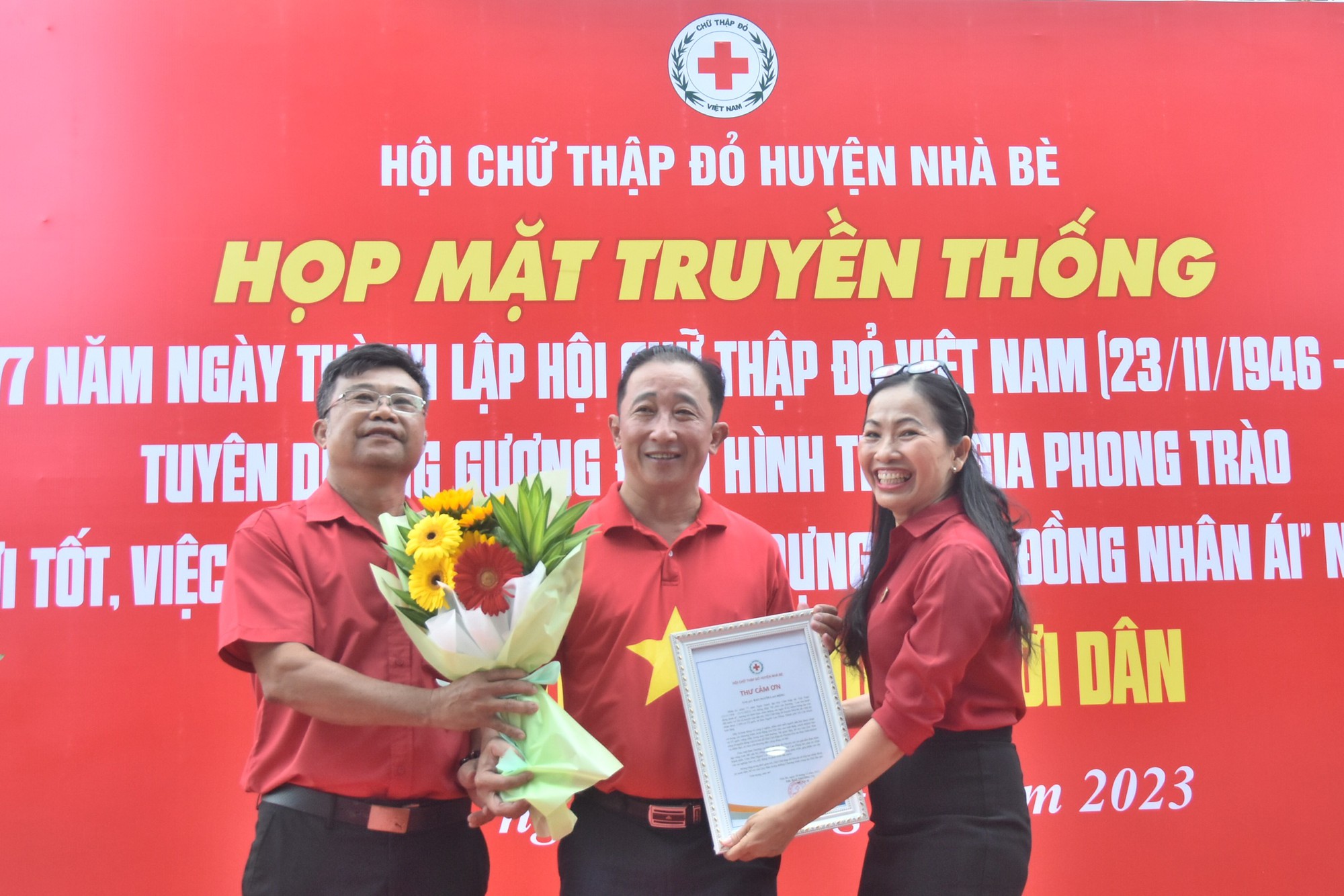 Cờ Tổ quốc và quà đến với người dân khó khăn huyện Nhà Bè - Ảnh 9.