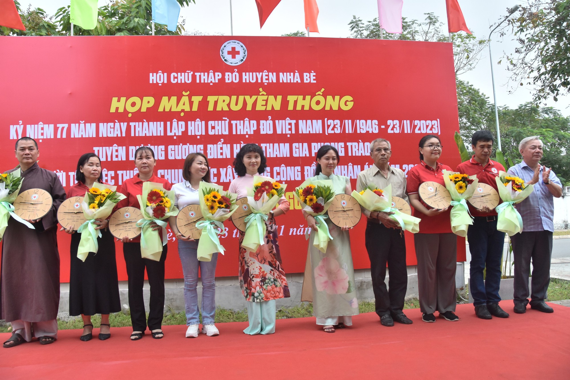 Cờ Tổ quốc và quà đến với người dân khó khăn huyện Nhà Bè - Ảnh 3.