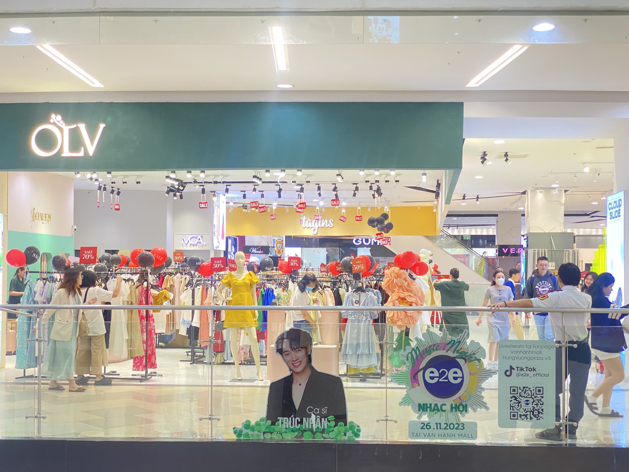 Trung t&acirc;m thương mại vắng vẻ d&ugrave; giảm gi&aacute; sớm đến 80% dịp Black Friday - Ảnh 7.