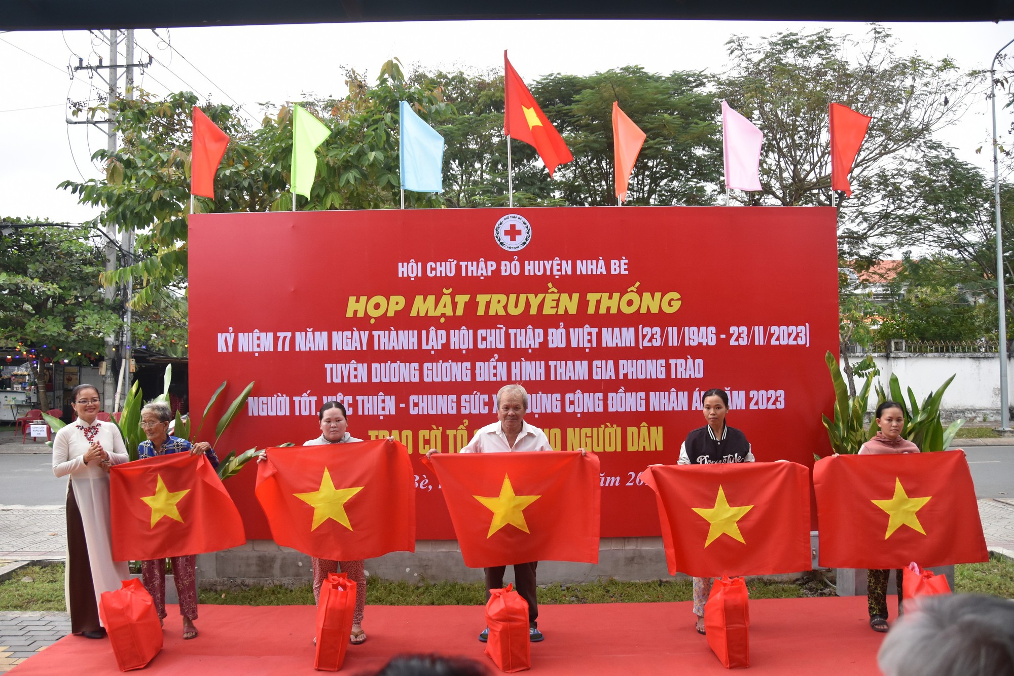 Cờ Tổ quốc và quà đến với người dân khó khăn huyện Nhà Bè - Ảnh 13.