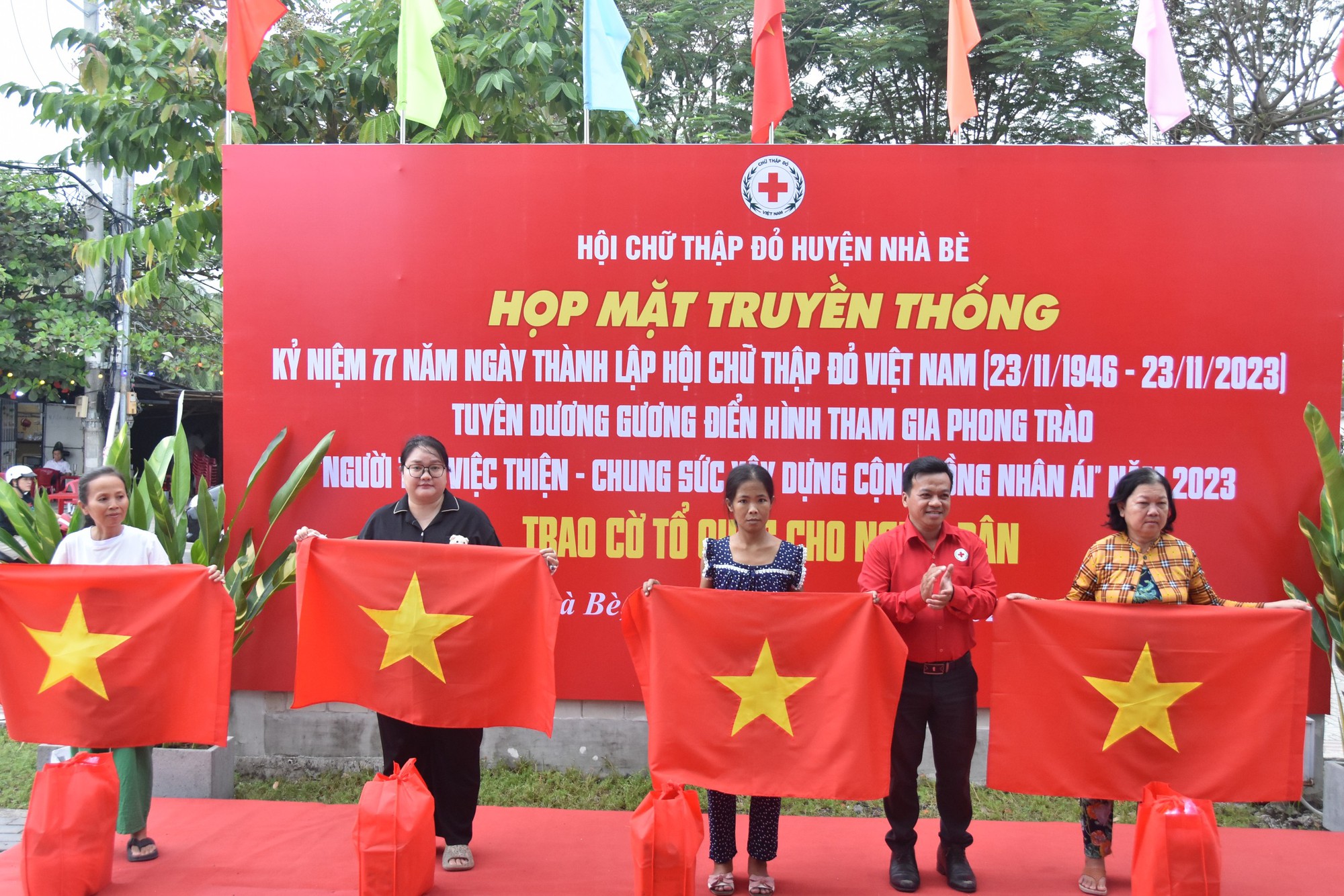 Cờ Tổ quốc và quà đến với người dân khó khăn huyện Nhà Bè - Ảnh 5.