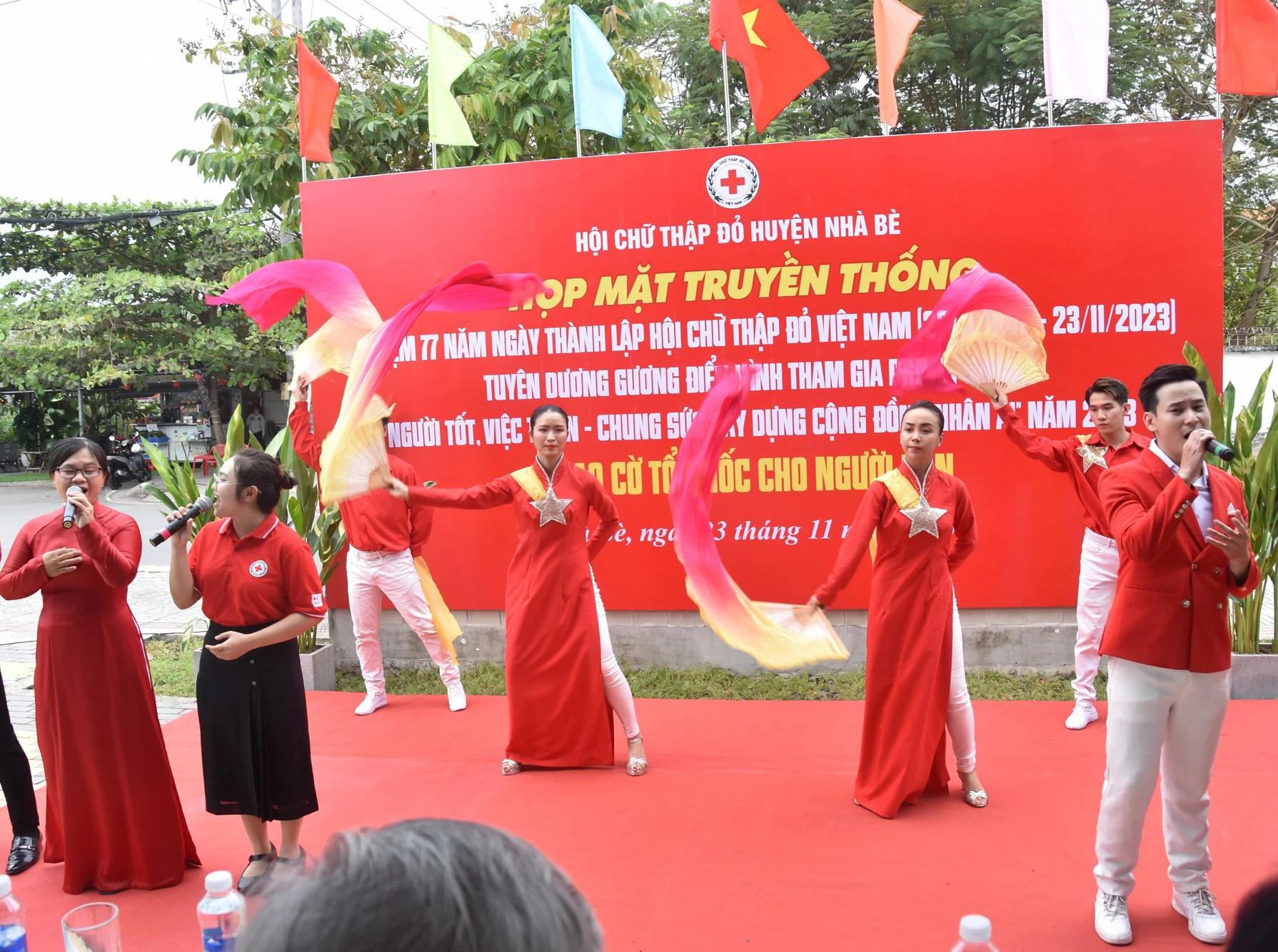 Cờ Tổ quốc và quà đến với người dân khó khăn huyện Nhà Bè - Ảnh 12.