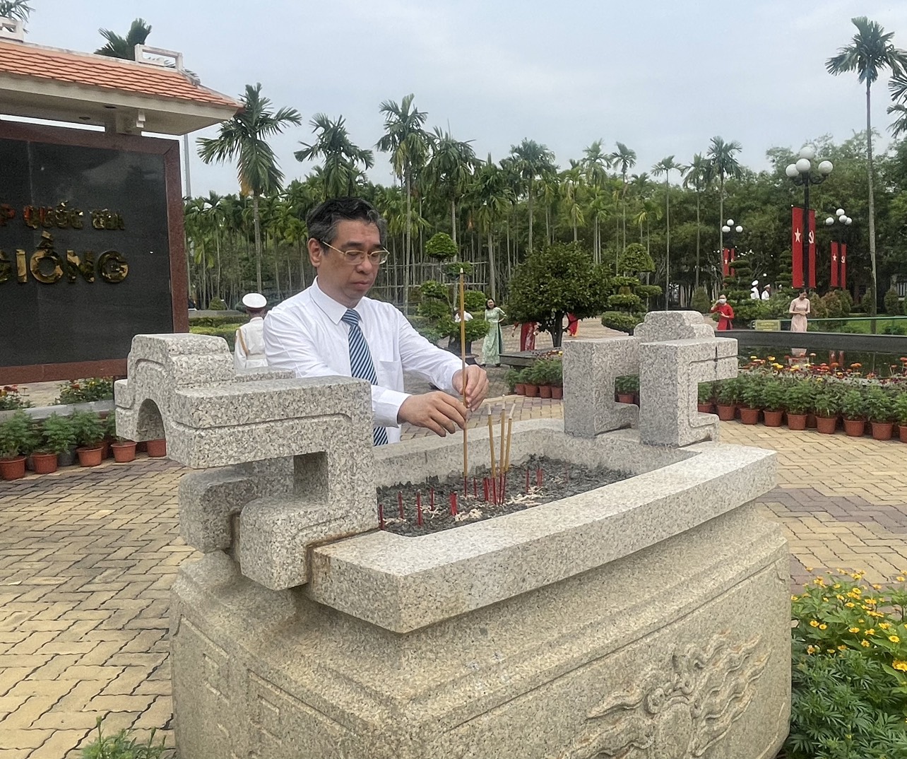 Lãnh đạo TP HCM tri ân các anh hùng, liệt sĩ trong Khởi nghĩa Nam Kỳ - Ảnh 1.