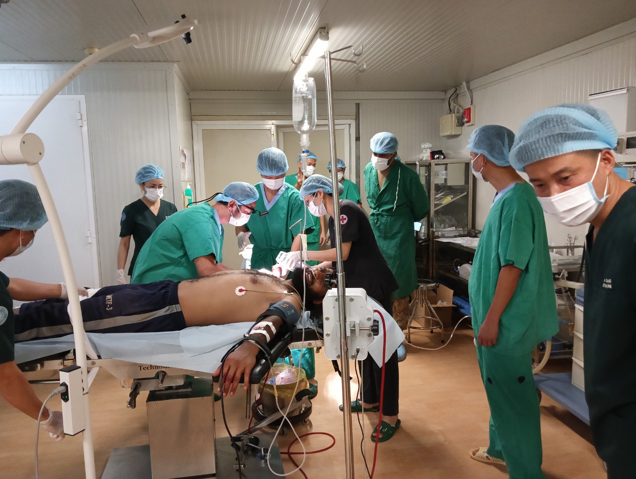 Bác sĩ Việt Nam mổ khẩn dã chiến cứu người ngoài lãnh thổ