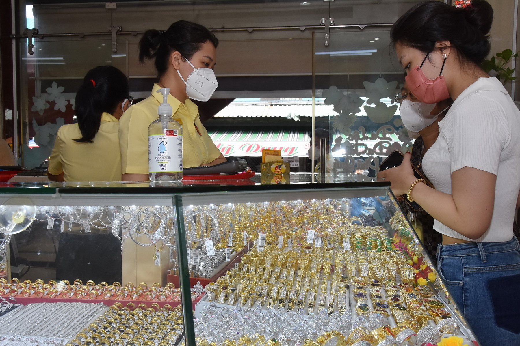 Giá vàng hôm nay 24-11: Buộc phải đi xuống dưới ngưỡng 2.000 USD/ounce