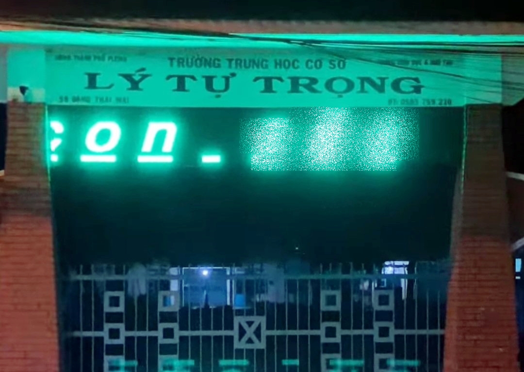 Nhiều bảng Led trường học ở TP Pleiku bị đổi nội dung phản cảm