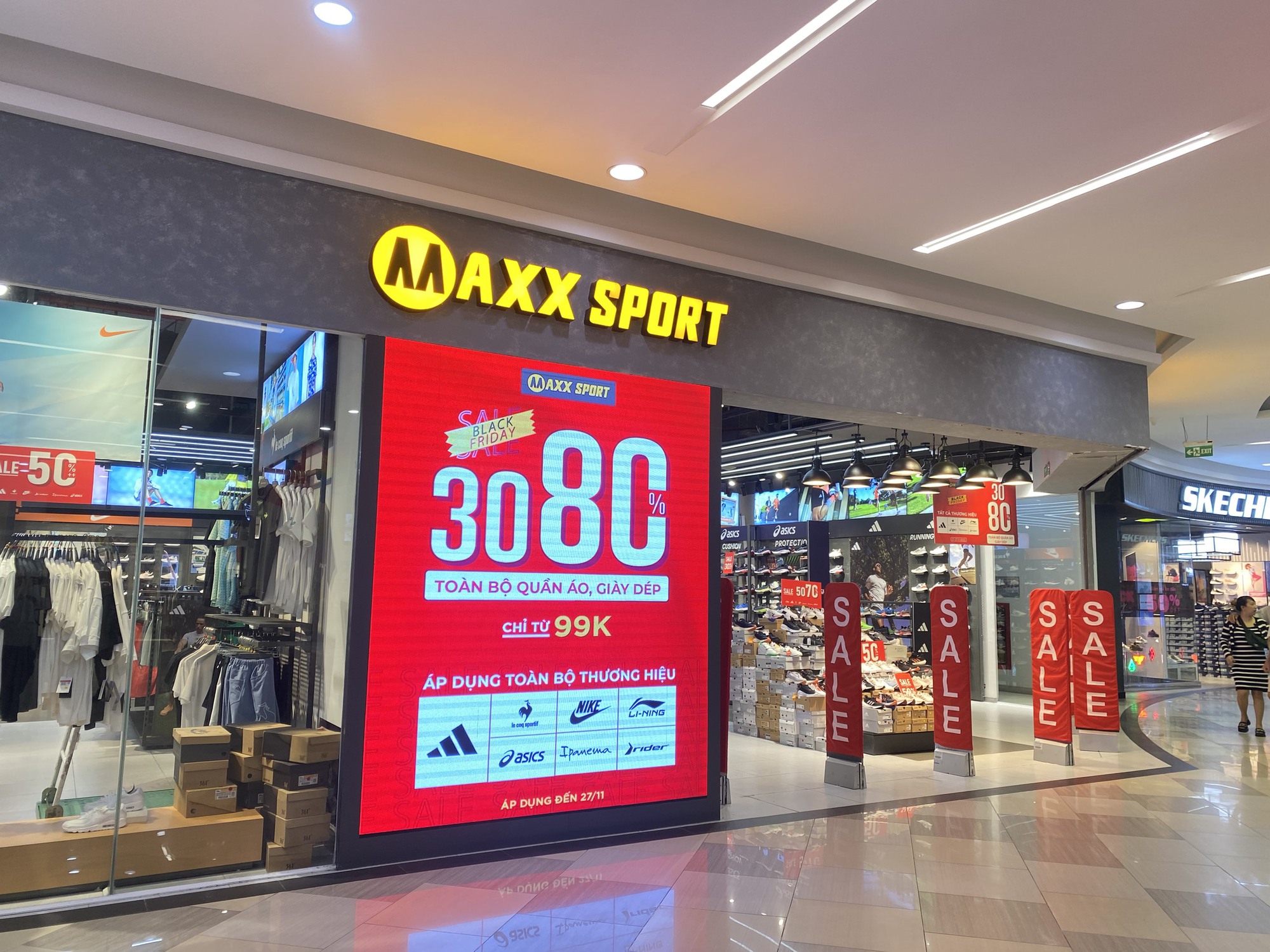 Trung t&acirc;m thương mại vắng vẻ d&ugrave; giảm gi&aacute; sớm đến 80% dịp Black Friday - Ảnh 6.