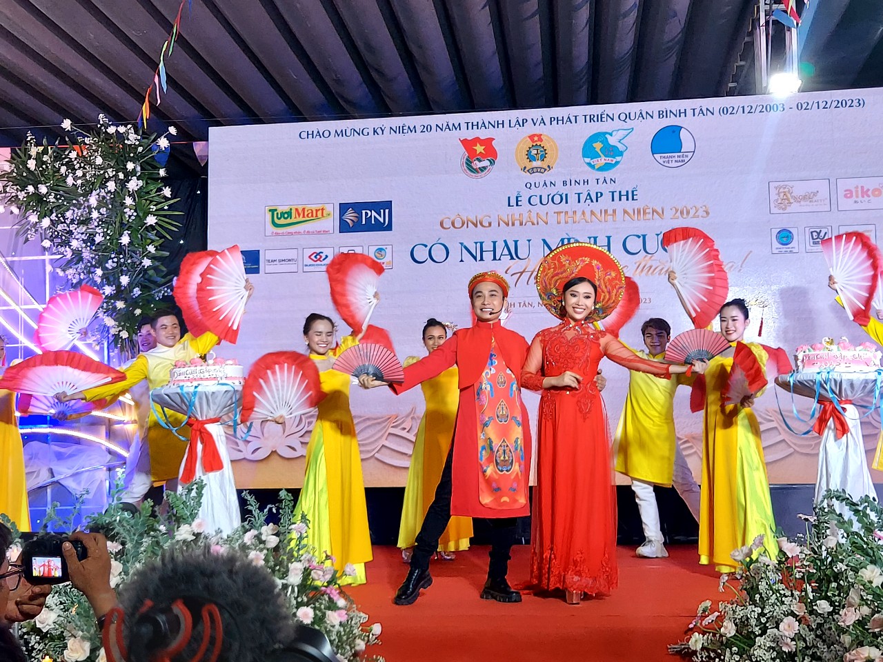 Rộn ràng lễ cưới tập thể thanh niên, công nhân quận Bình Tân - Ảnh 1.