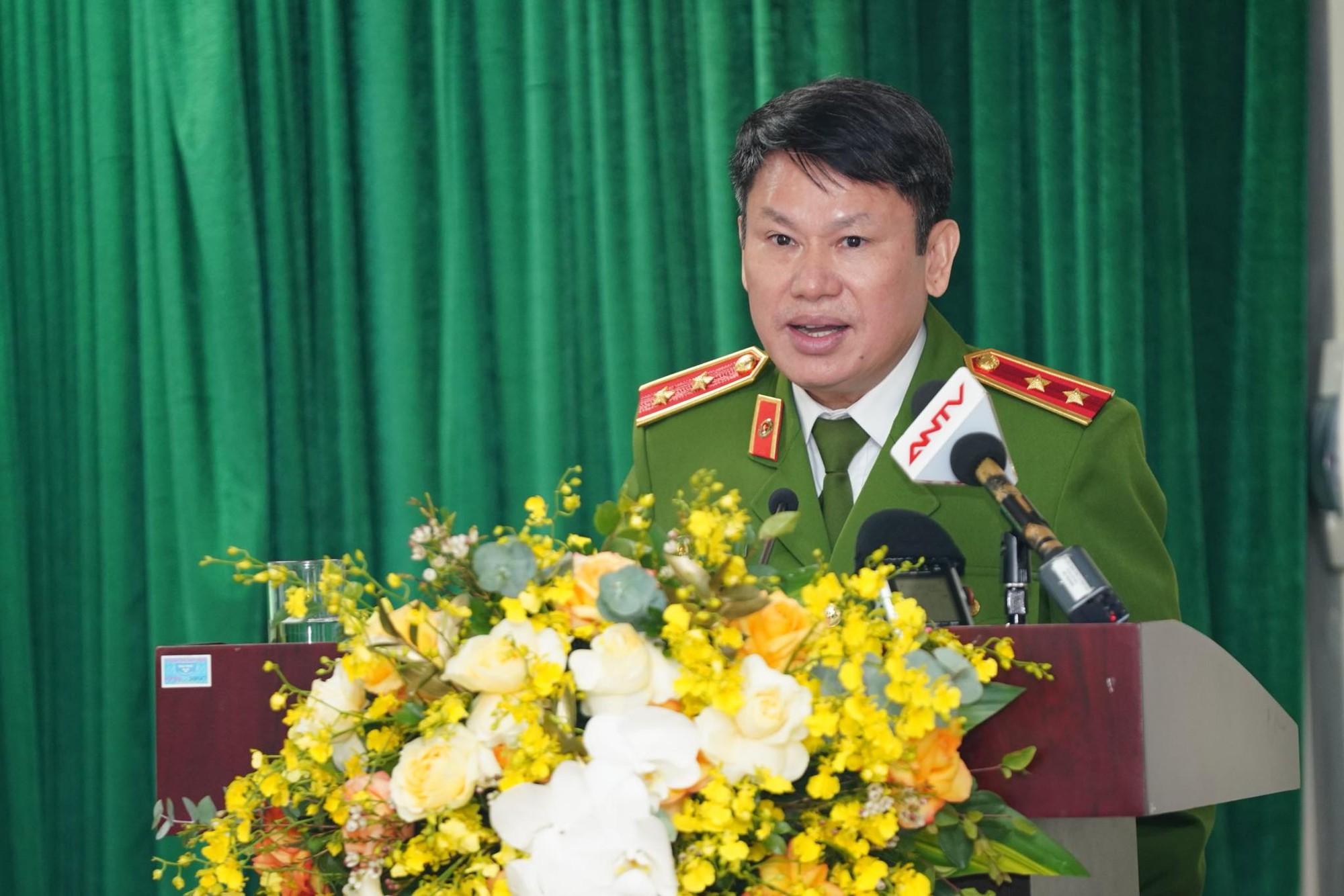 Hơn 1 tấn ma t&uacute;y ngụy trang trong bao xi-măng để đi nước ngo&agrave;i - Ảnh 1.