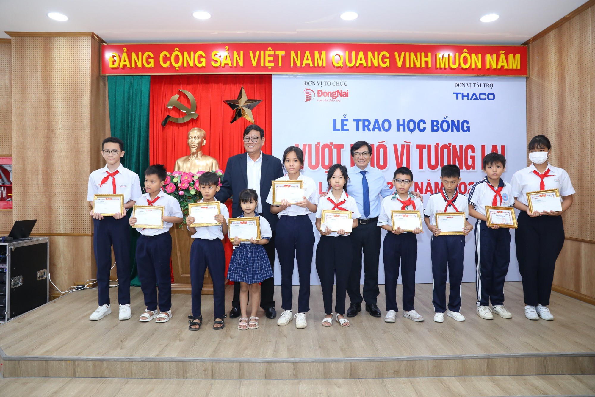 Báo Đồng Nai trao học bổng "Vượt khó vì tương lai" lần thứ 21