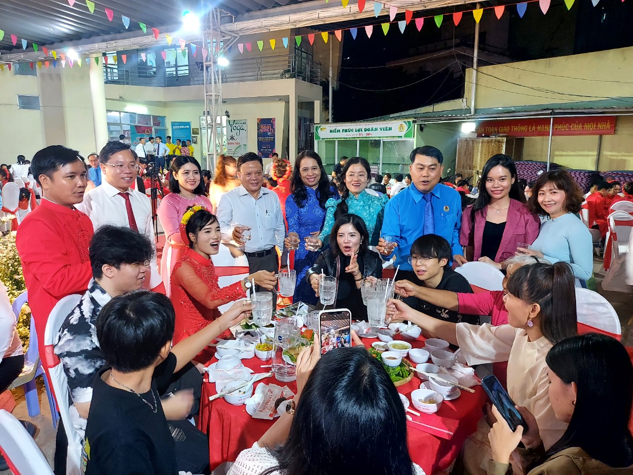 Rộn ràng lễ cưới tập thể thanh niên, công nhân quận Bình Tân - Ảnh 8.