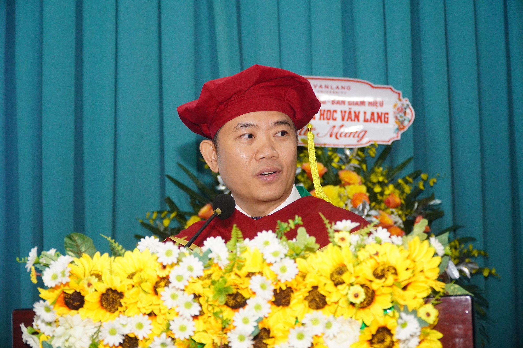 Trường ĐH Y khoa Phạm Ngọc Thạch l&agrave;m lễ tốt nghiệp cho 1.202 sinh vi&ecirc;n - Ảnh 1.