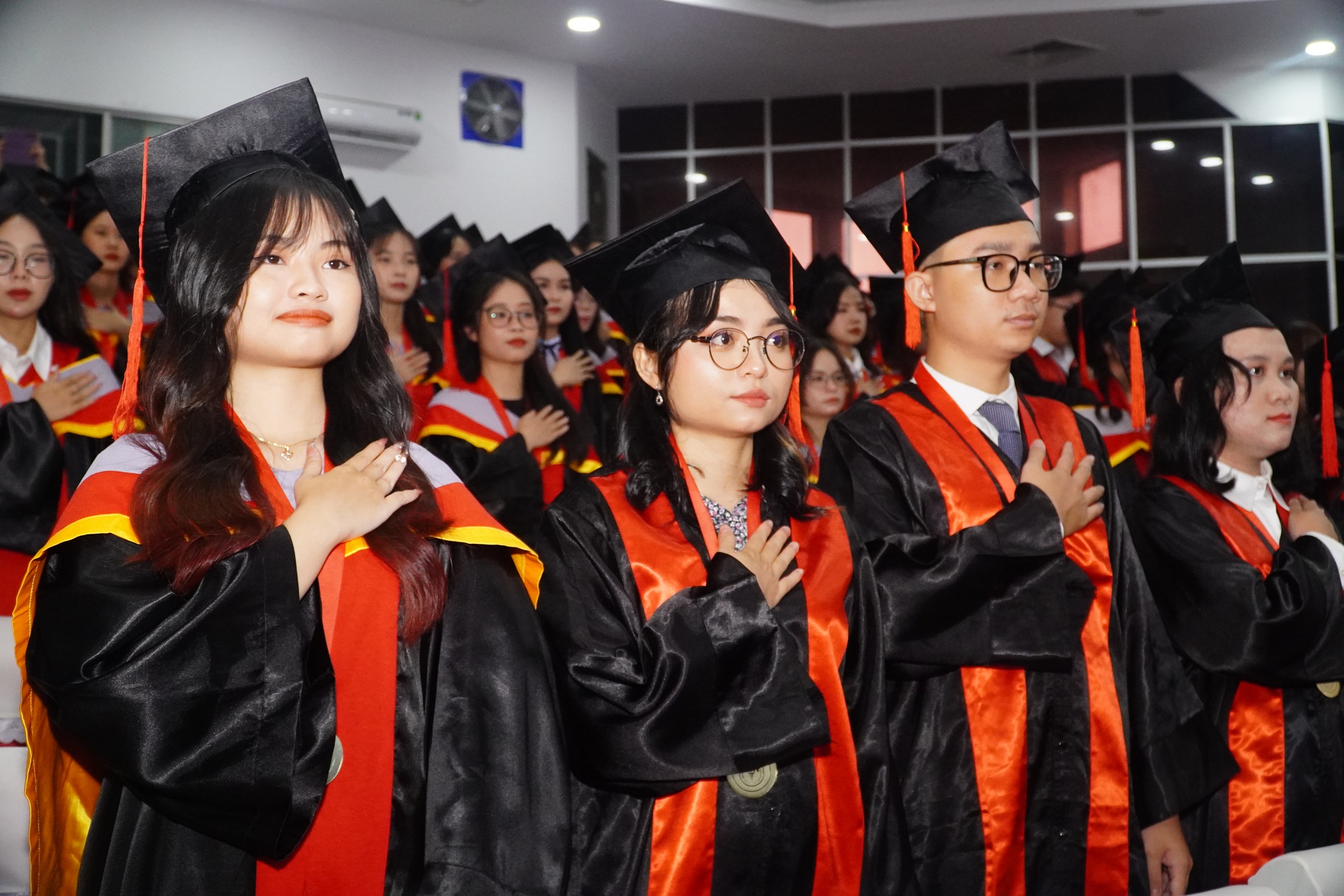 Trường ĐH Y khoa Phạm Ngọc Thạch l&agrave;m lễ tốt nghiệp cho 1.202 sinh vi&ecirc;n - Ảnh 3.