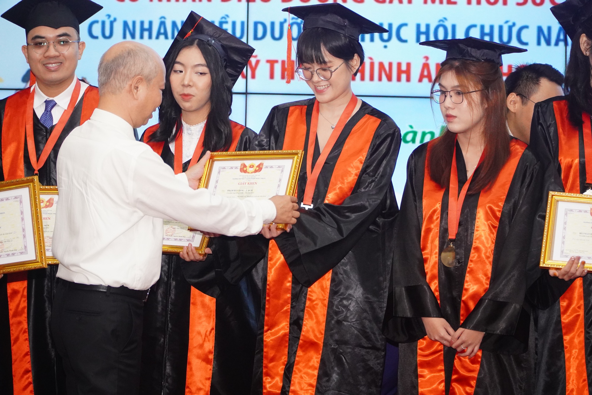 Trường ĐH Y khoa Phạm Ngọc Thạch l&agrave;m lễ tốt nghiệp cho 1.202 sinh vi&ecirc;n - Ảnh 4.