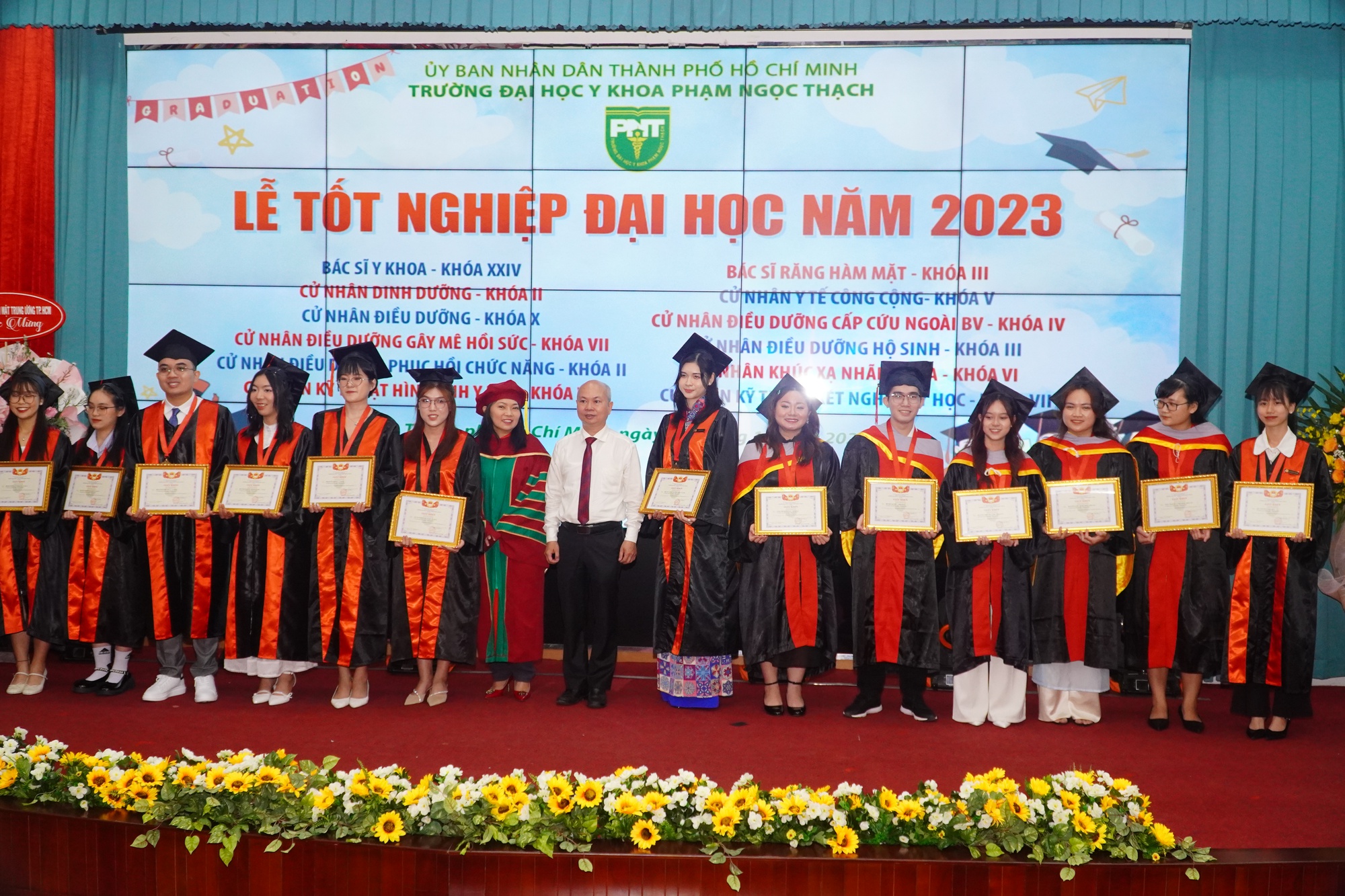 Trường ĐH Y khoa Phạm Ngọc Thạch làm lễ tốt nghiệp cho 1.202 sinh viên