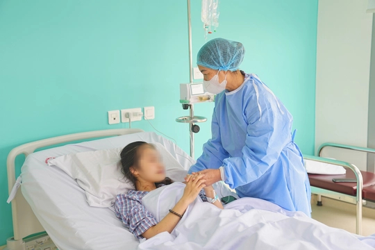 Ch&aacute;u 15 tuổi được gh&eacute;p gan từ b&agrave; nội - Ảnh 1.