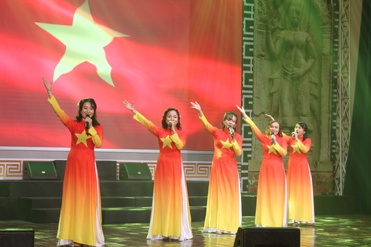 Li&ecirc;n hoan văn nghệ ch&agrave;o mừng Đại hội XIII C&ocirc;ng đo&agrave;n Việt Nam - Ảnh 7.